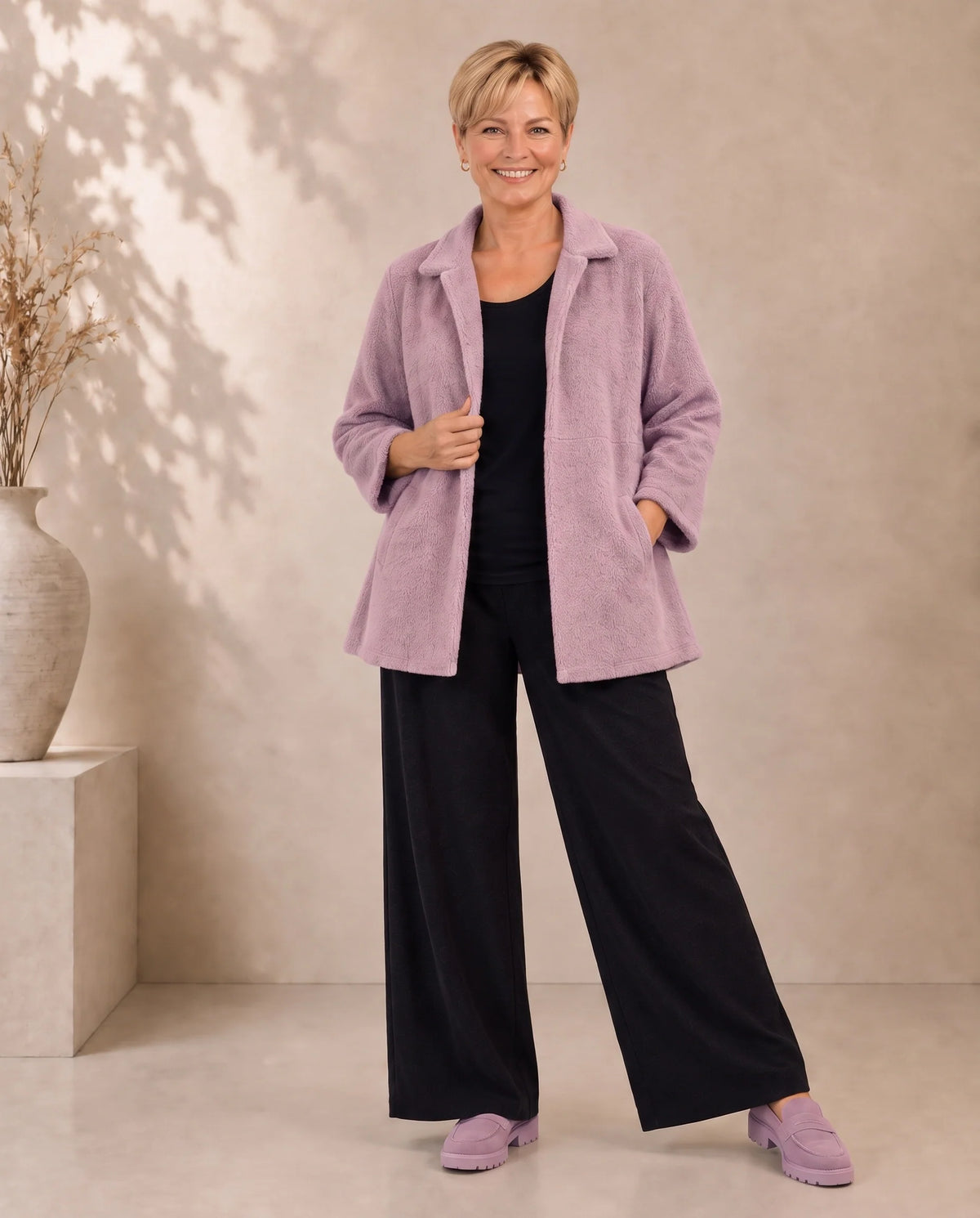 Fliederfarbene Plus-Size-Jacke Lisa von Katrin Kiesler Berlin, am Model