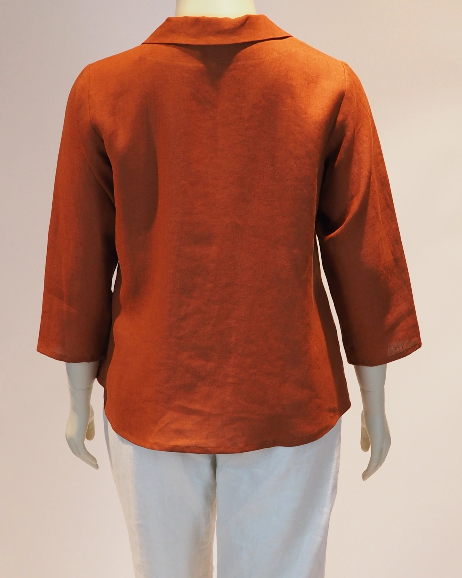Plus Size Bluse Antonia in Rost von hinten von Katrin Kiesler