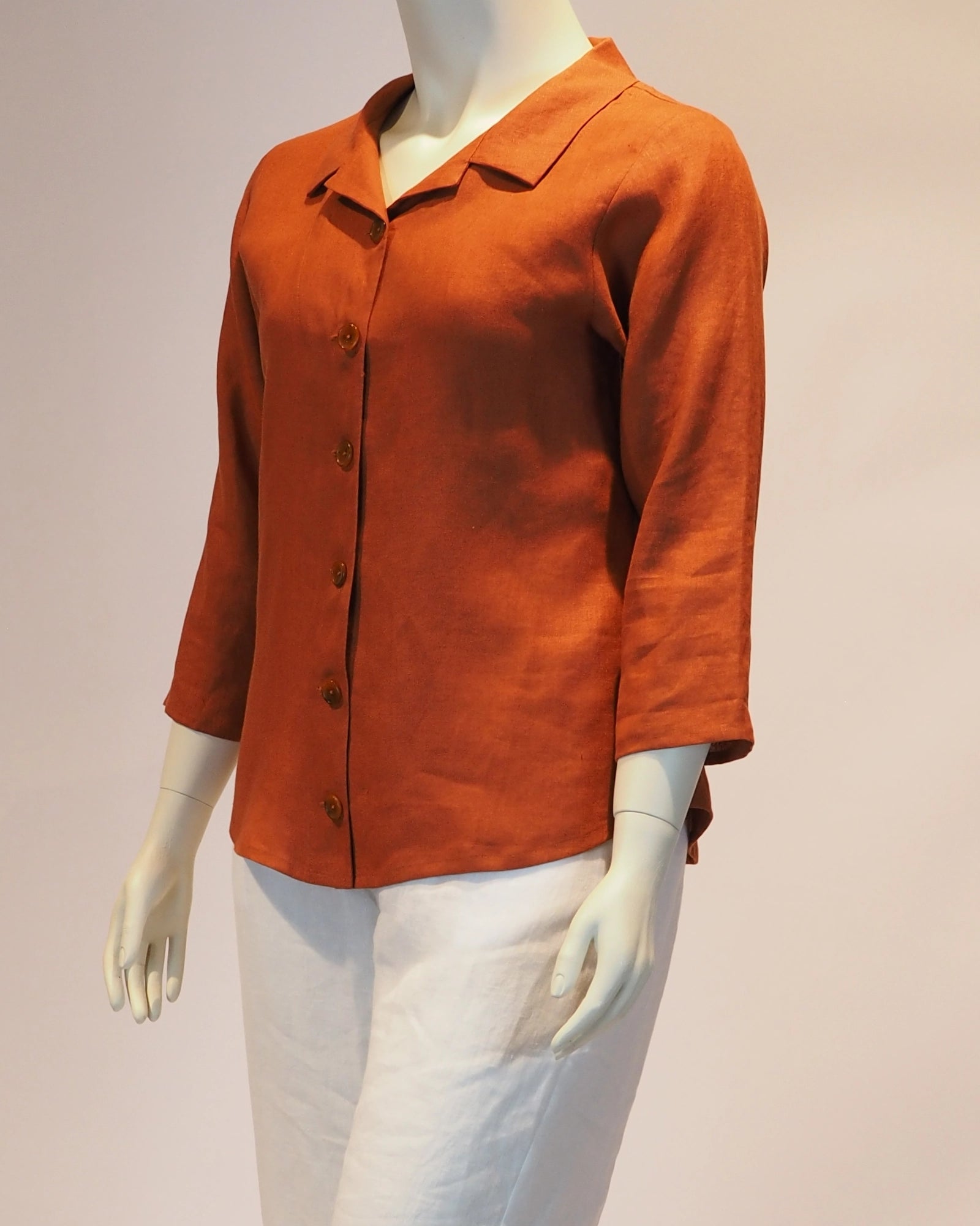 Plus Size Bluse Antonia in Rost von der Seite von Katrin Kiesler