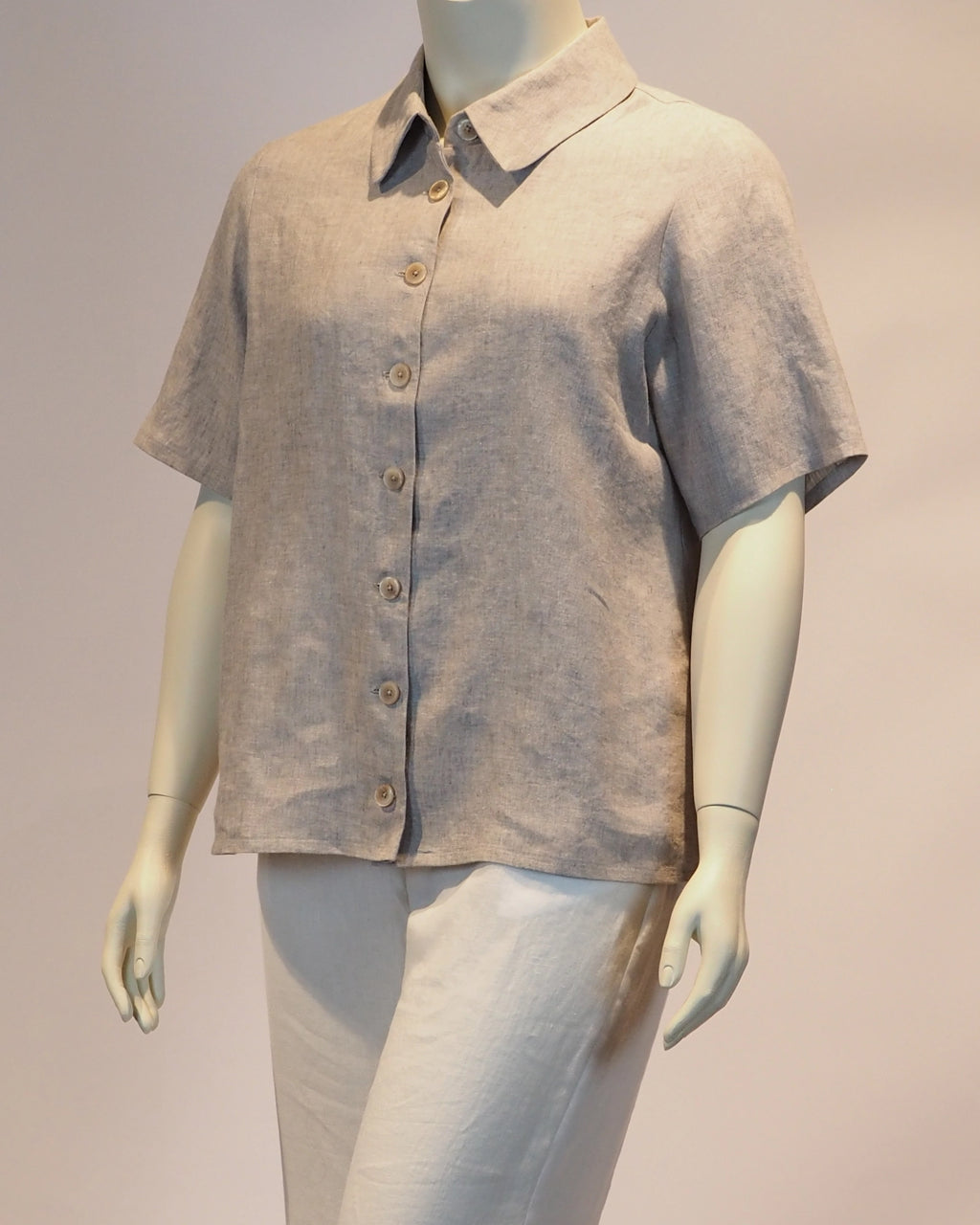 Plus Size Leinen-Bluse Clara in  natur von der Seite von Katrin Kiesler 