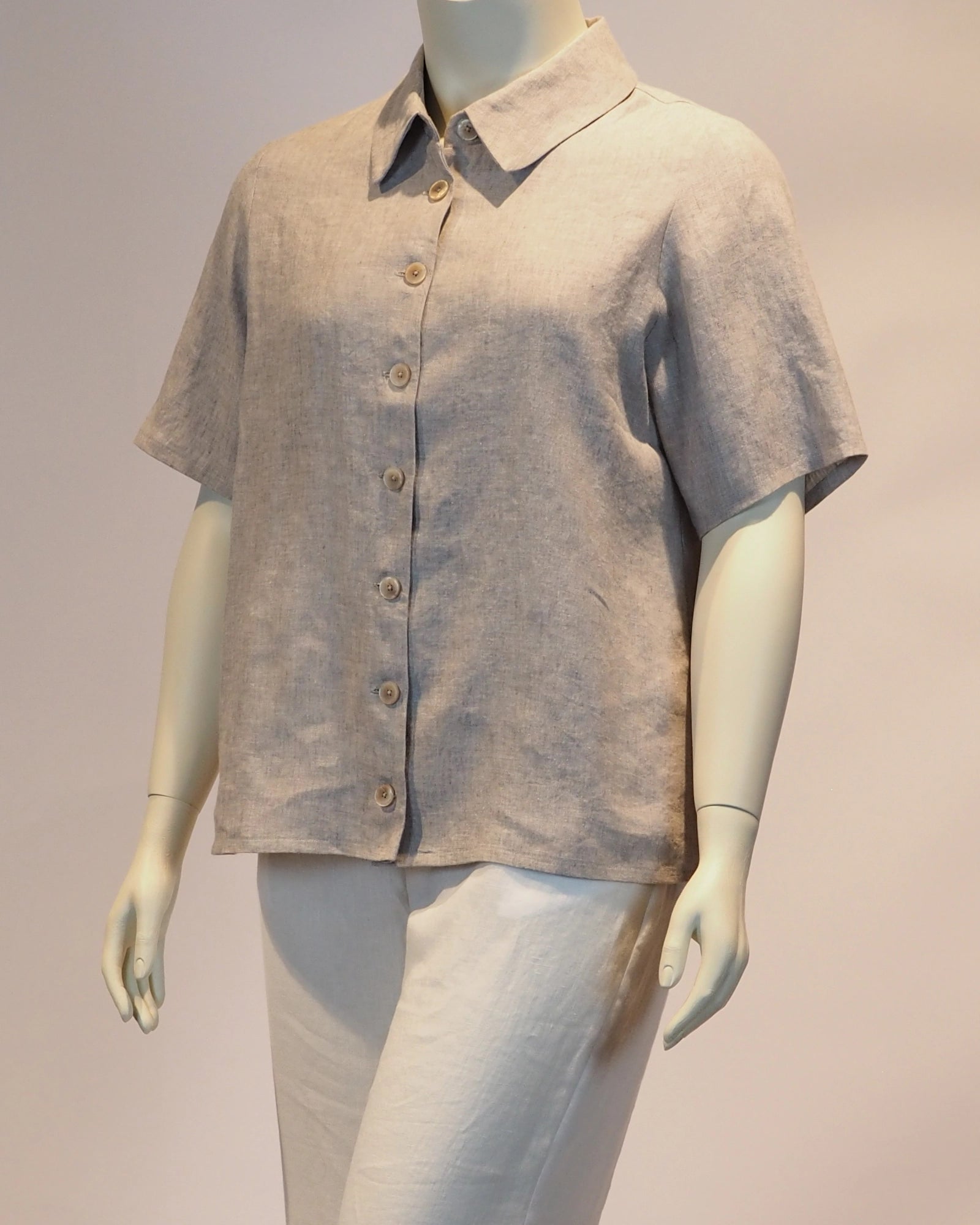 Plus Size Leinen-Bluse Clara in  natur von der Seite von Katrin Kiesler 