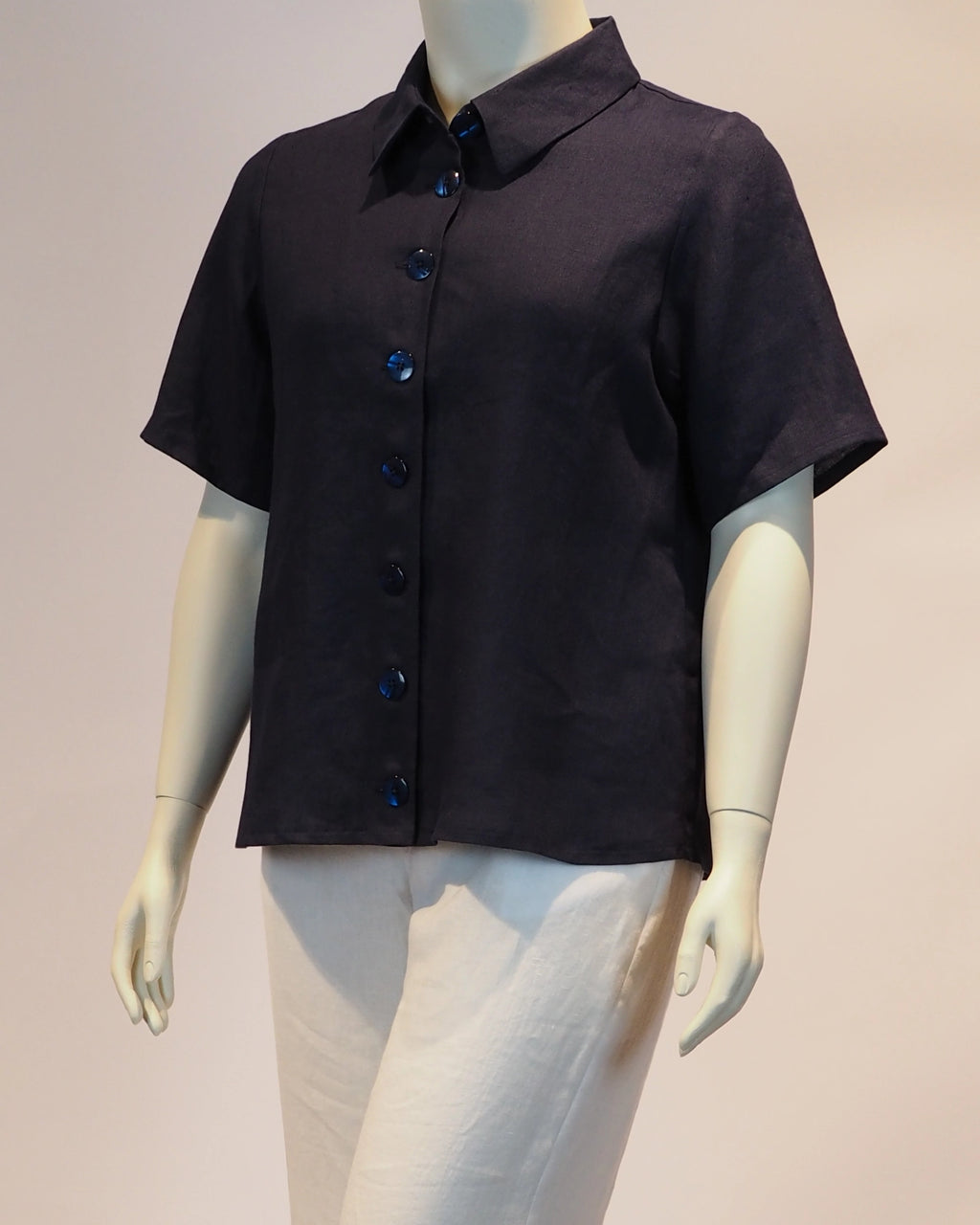 Plus Size Leinen-Shirt Elisa in marine von der Seite von Katrin Kiesler Berlin