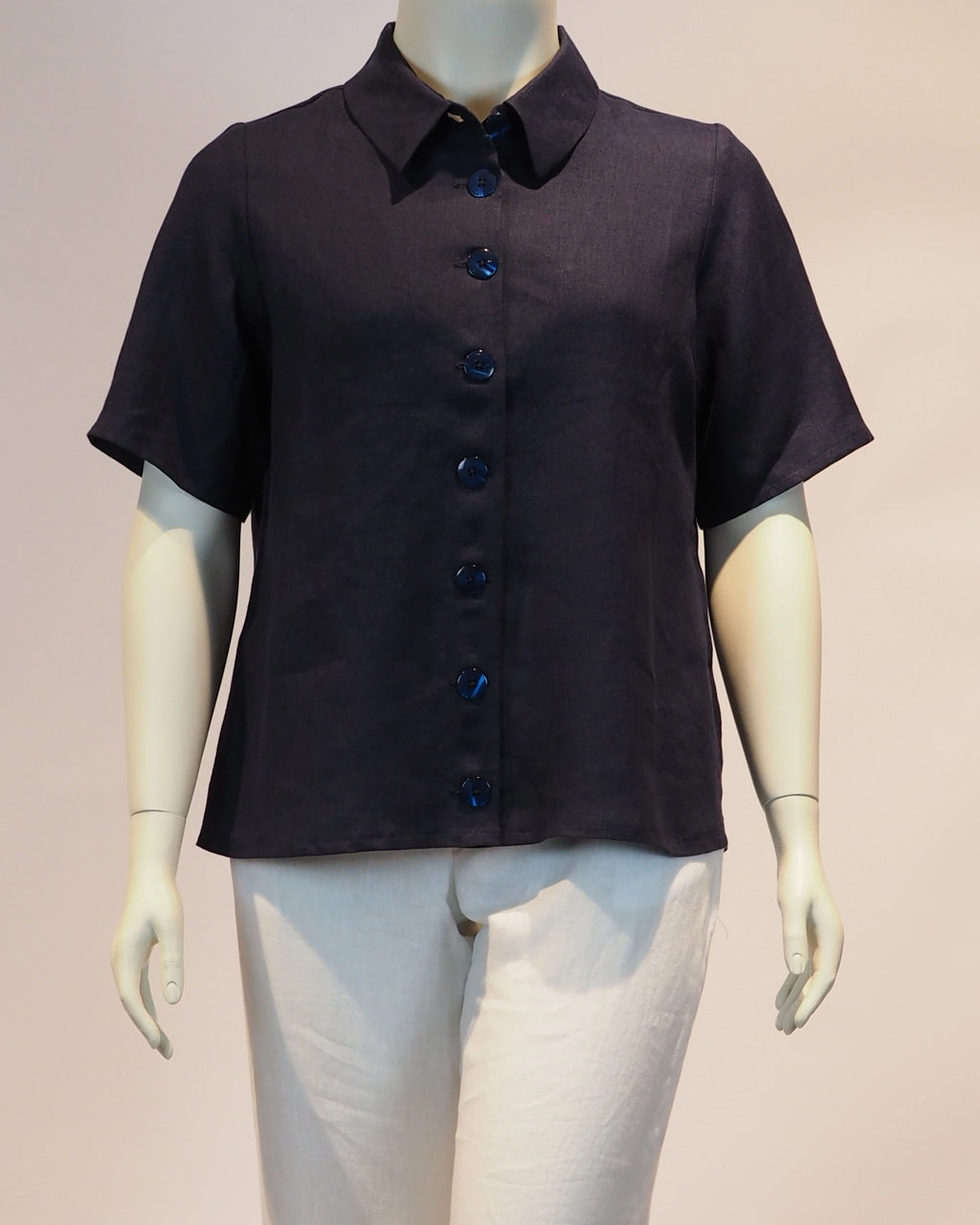 Plus Size Leinen-Shirt Elisa in marine von vorn von Katrin Kiesler Berlin