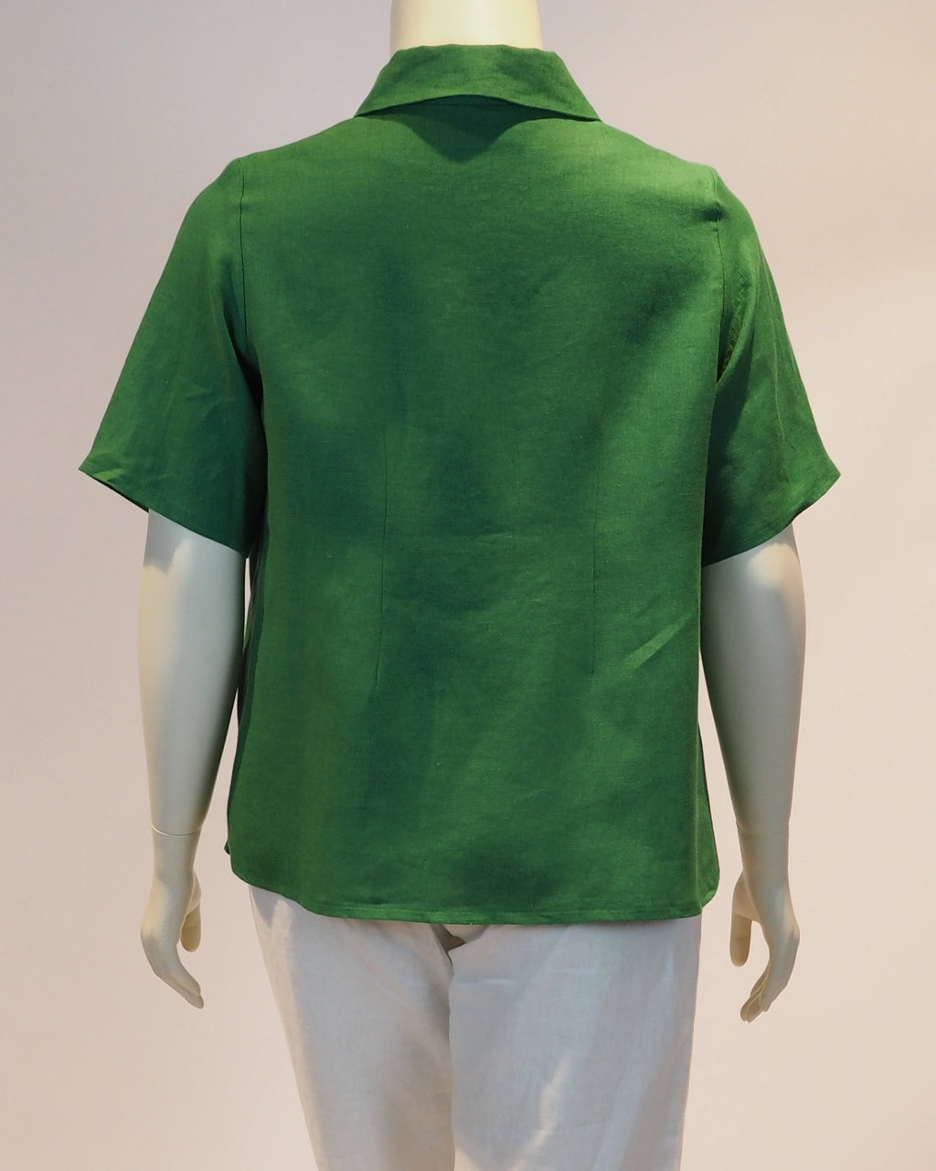 Plus Size Leinen-Shirt Elisa in smaragd von hinten von Katrin Kiesler Berlin