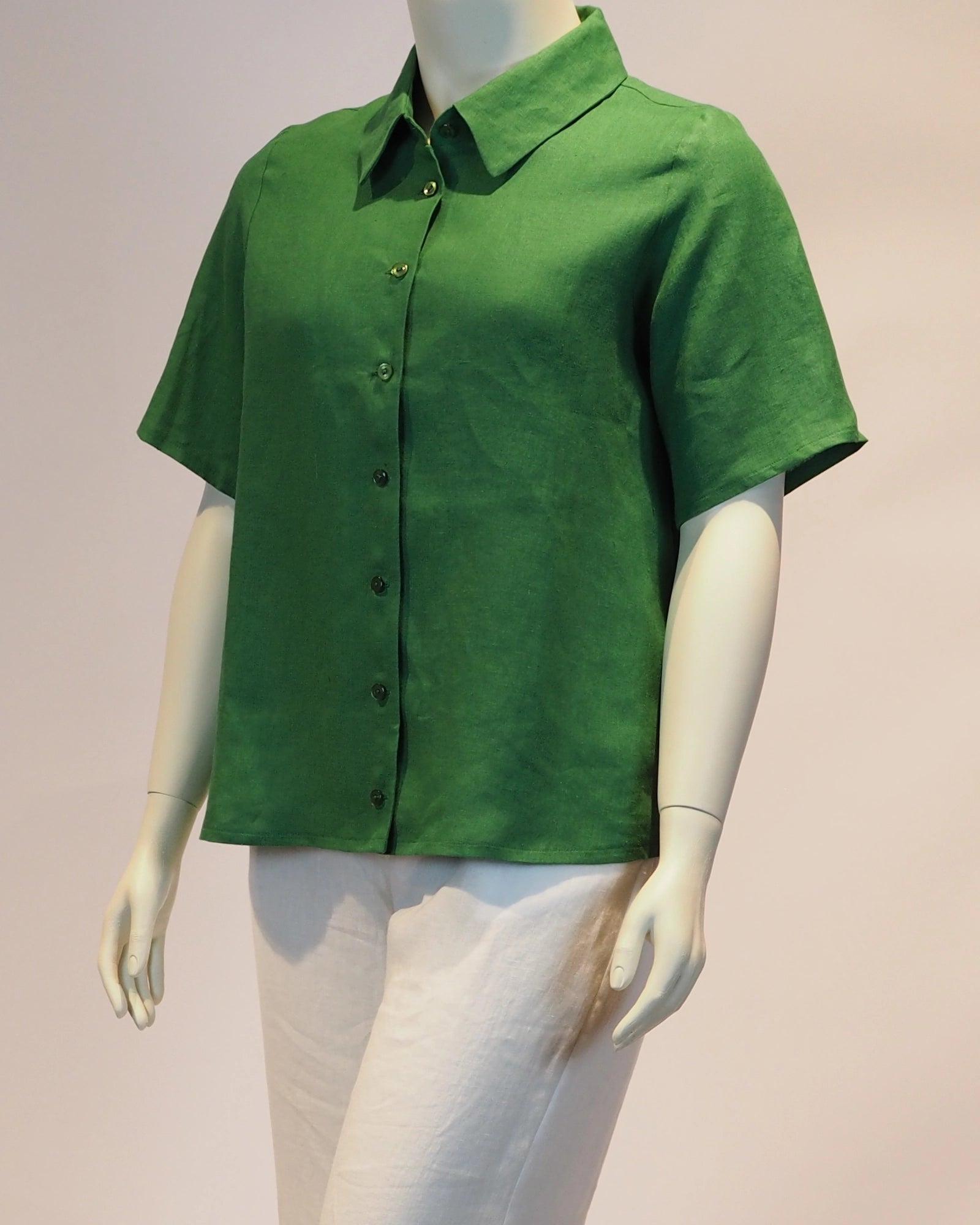 Plus Size Leinen-Shirt Elisa in smaragd von der Seite von Katrin Kiesler Berlin