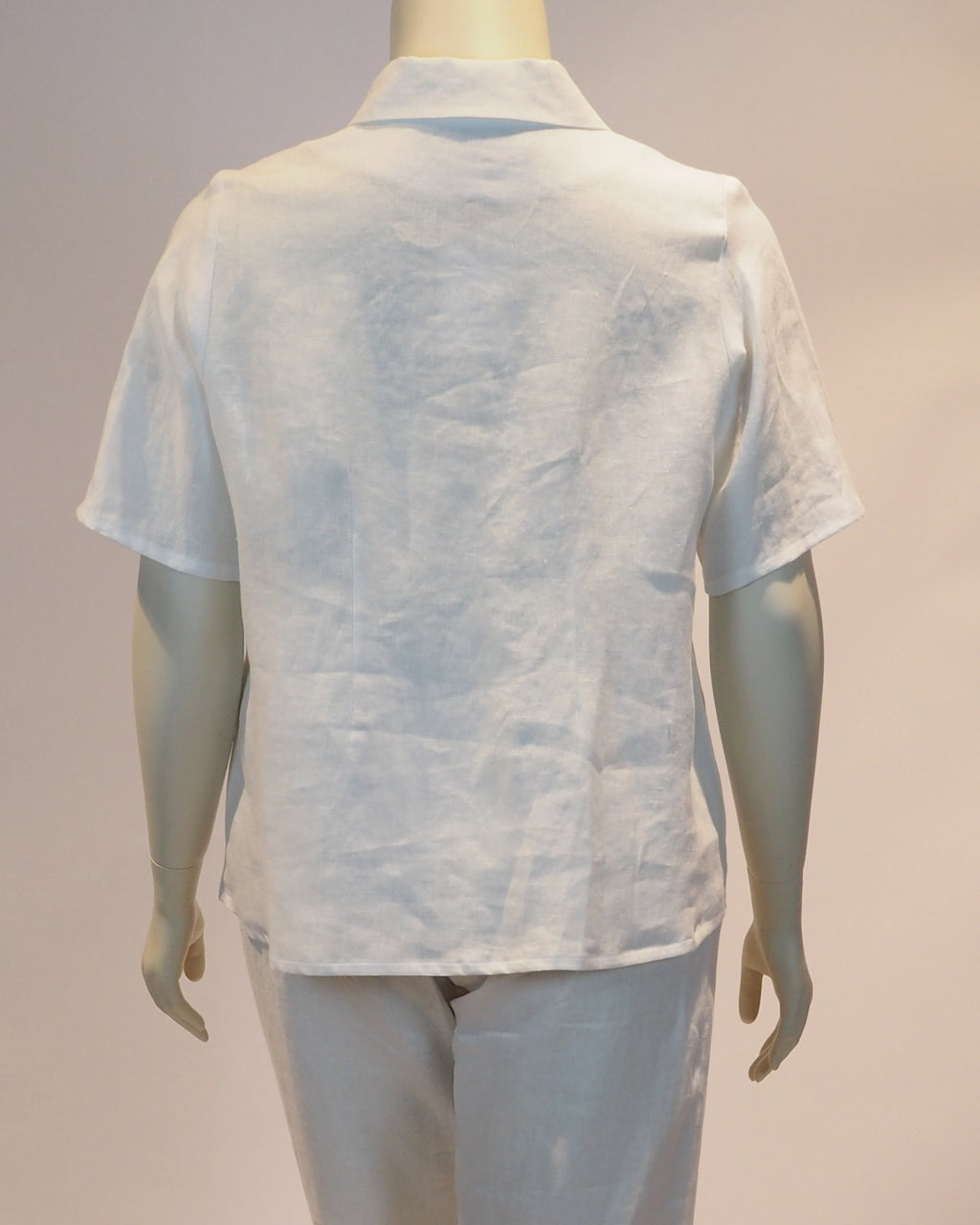 Plus Size Leinen-Shirt Elisa in weiss von hinten von Katrin Kiesler Berlin