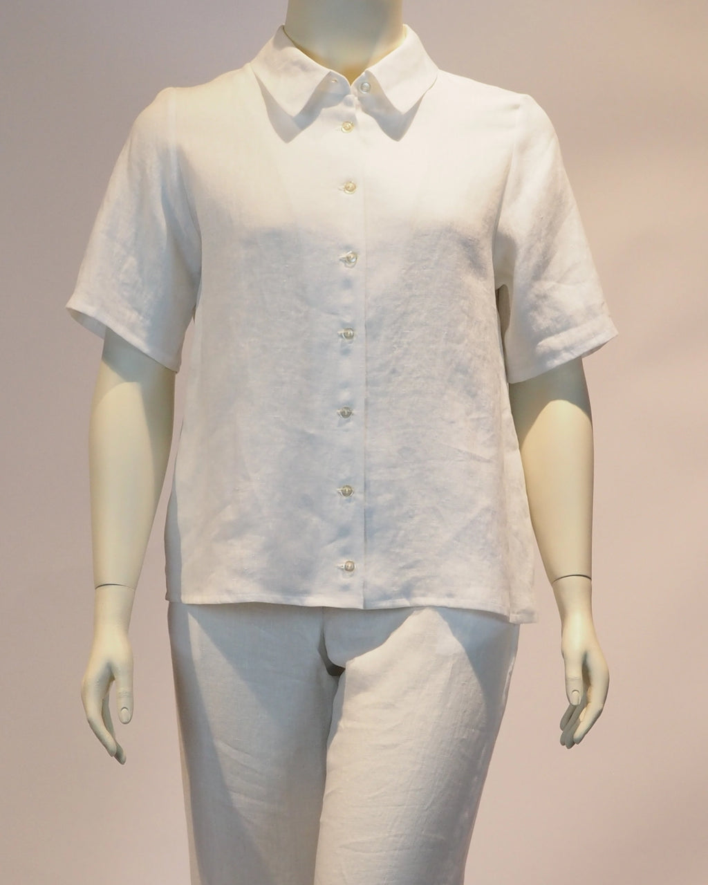 Plus Size Leinen-Shirt Elisa in weiss von vorn von Katrin Kiesler Berlin