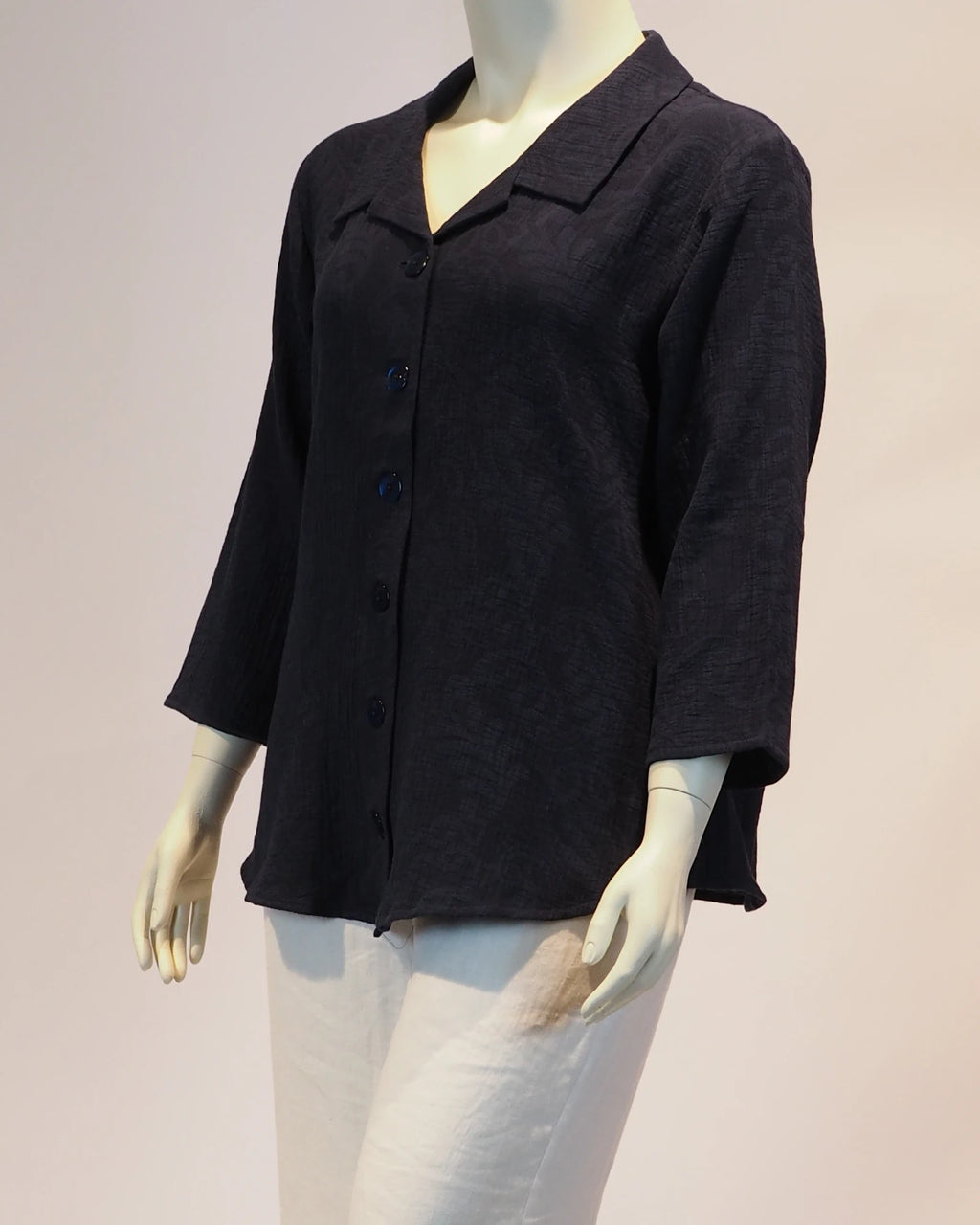 Plus Size Bluse Esmeralda in dunkelblau von der Seite von Katrin Kiesler