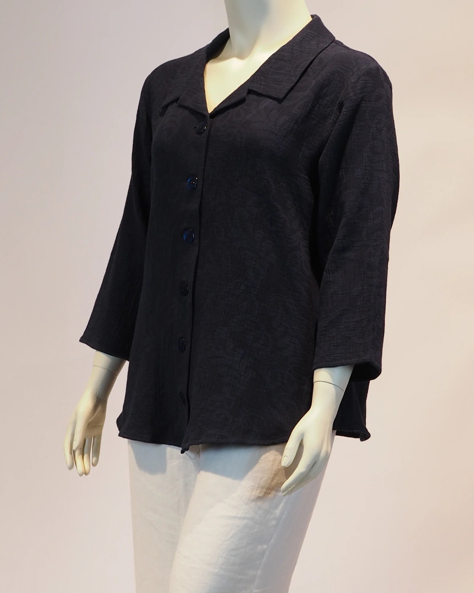 Plus Size Bluse Esmeralda in dunkelblau von der Seite von Katrin Kiesler
