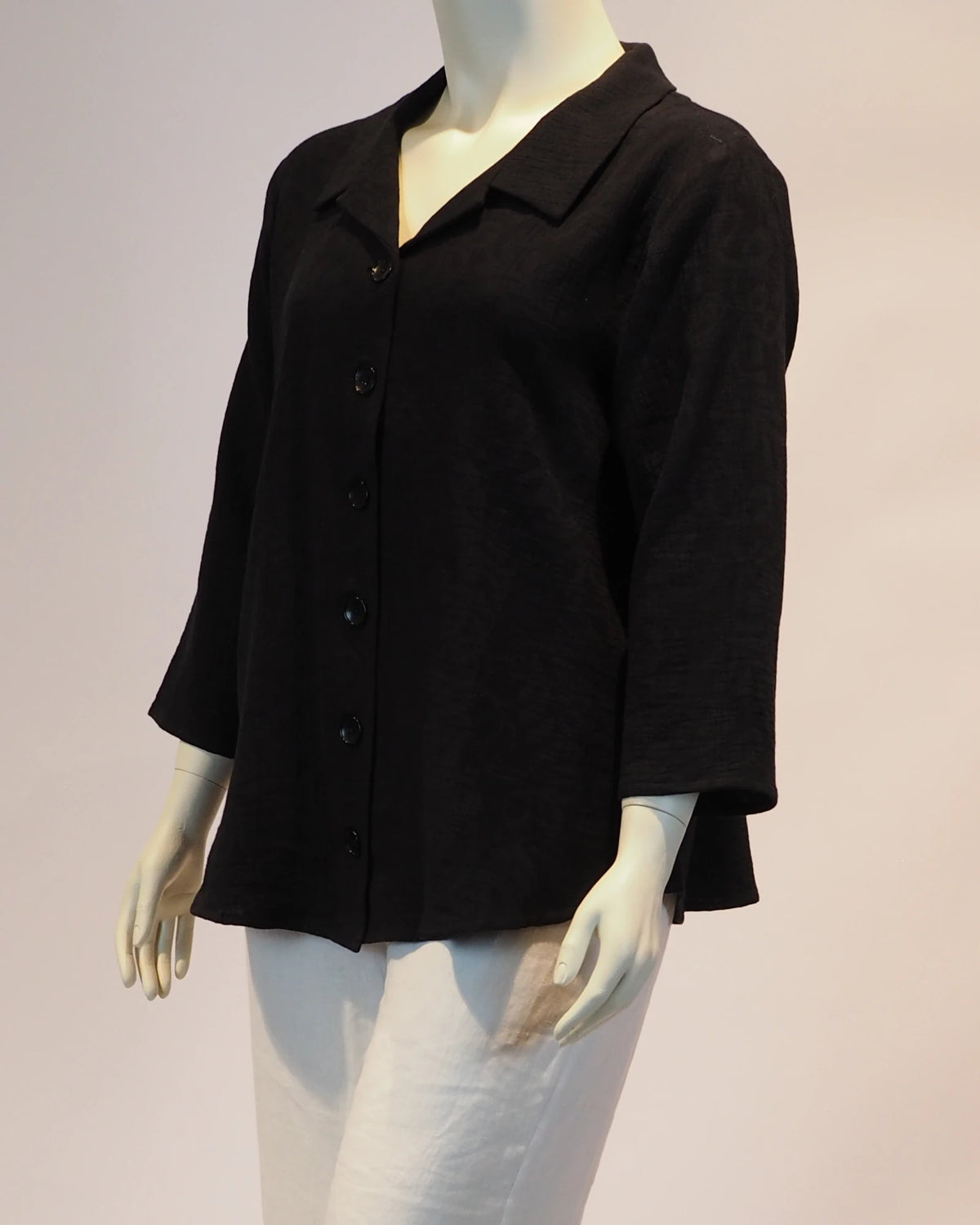 Plus Size Bluse Esmeralda in schwarz von der Seite von Katrin Kiesler