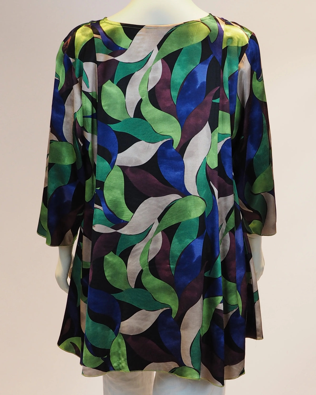 Naturgrüne Plus-Size-Bluse Ronja von Katrin Kiesler Berlin, Rückansicht