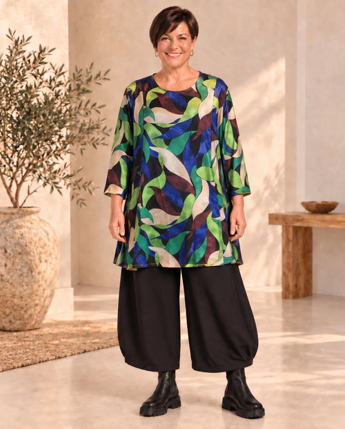 Naturgrüne Plus-Size-Bluse Ronja von Katrin Kiesler Berlin, am Model
