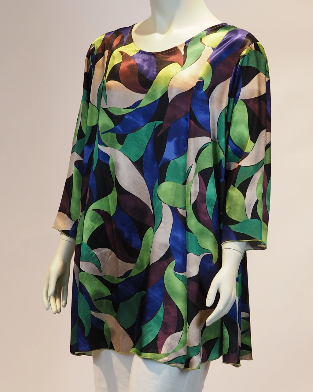 Naturgrüne Plus-Size-Bluse Ronja von Katrin Kiesler Berlin, Seitenansicht