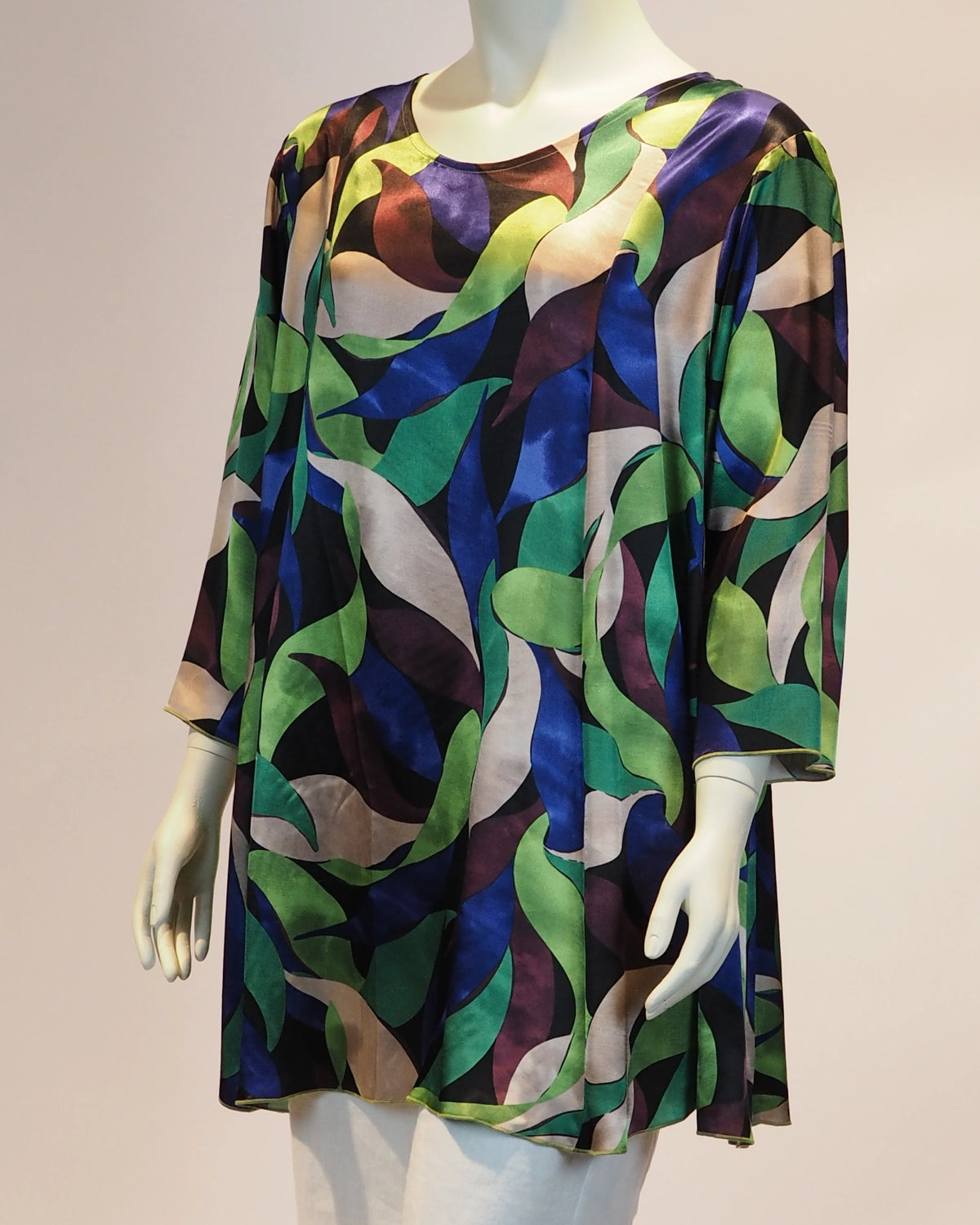 Naturgrüne Plus-Size-Bluse Ronja von Katrin Kiesler Berlin, Seitenansicht