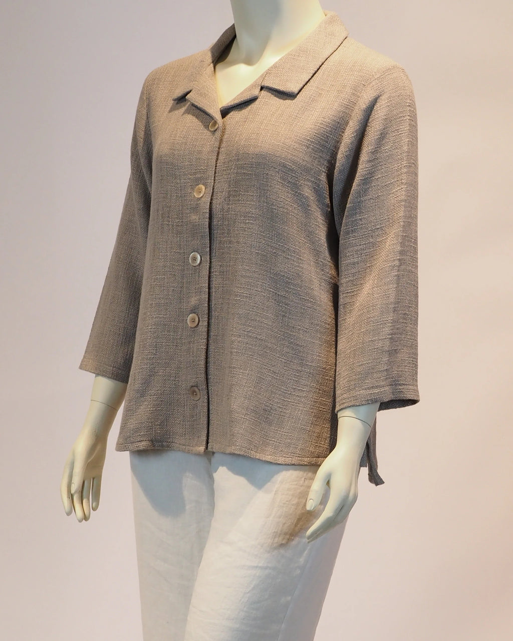 Plus Size Blusenjacke Edda in natur von der Seite von Katrin Kiesler