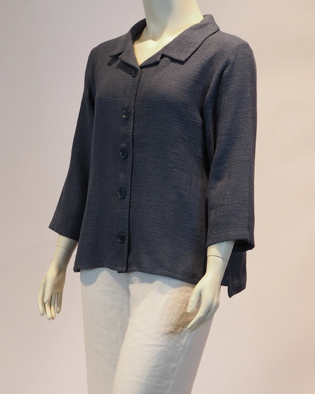 Plus Size Blusenjacke Edda in rauchblau von der Seite von Katrin Kiesler