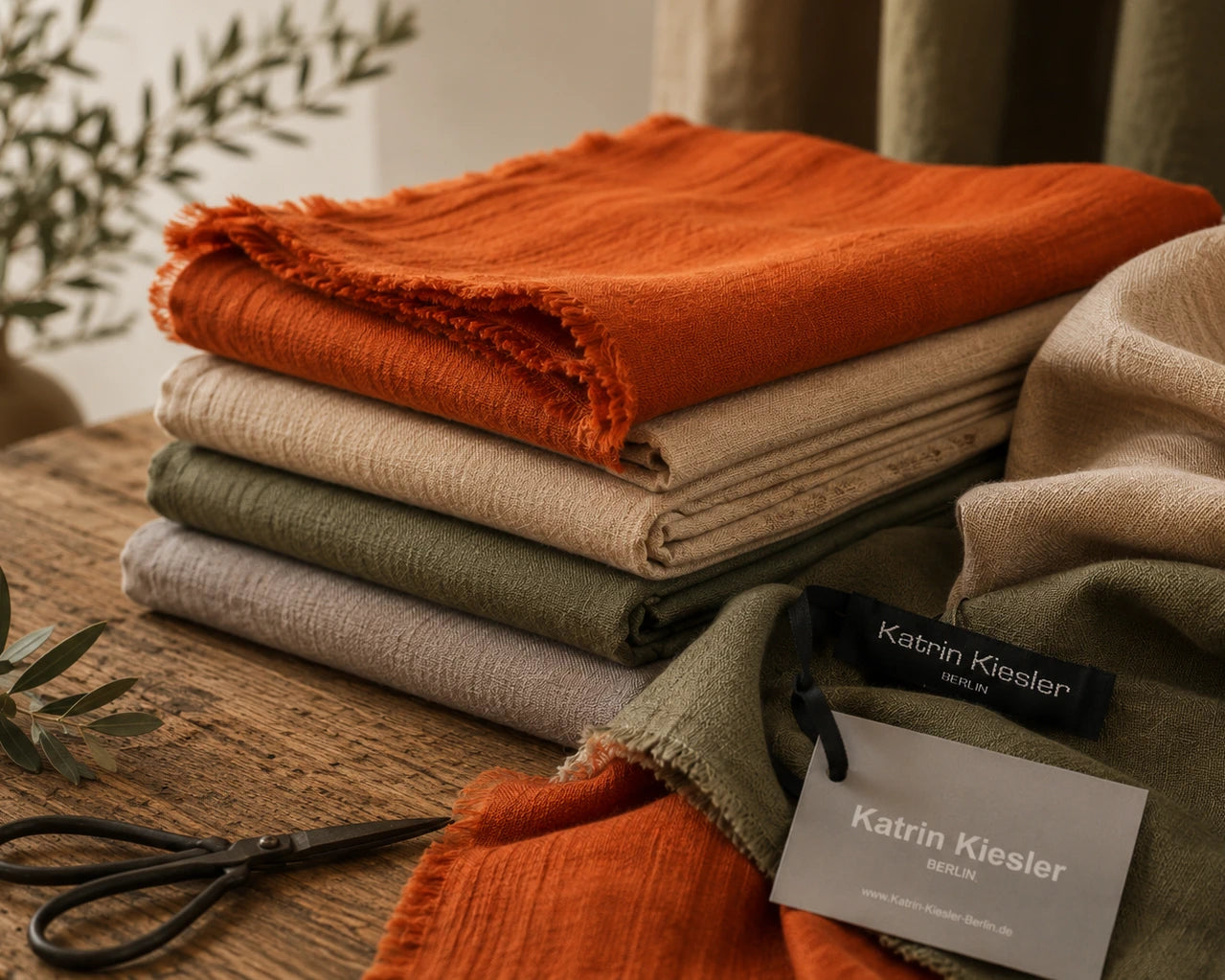 Sorgfältig ausgewählte hochwertige Stoffe für die Plus-Size-Mode von Katrin Kiesler Berlin.