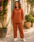 Plus Size Hose Adele in rost am Model von Katrin Kiesler