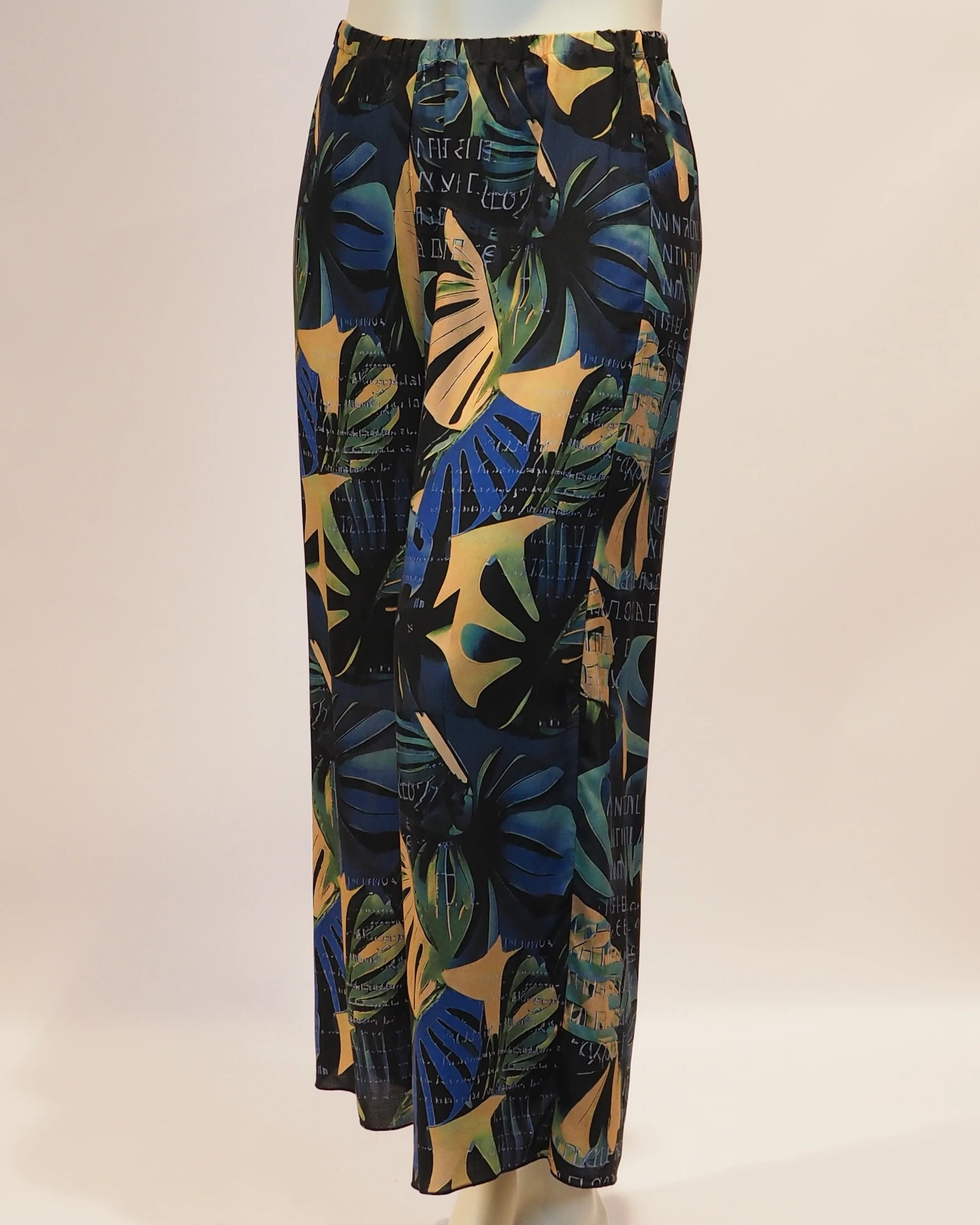 Plus Size Hose Alma von der Seite von Katrin Kiesler Berlin