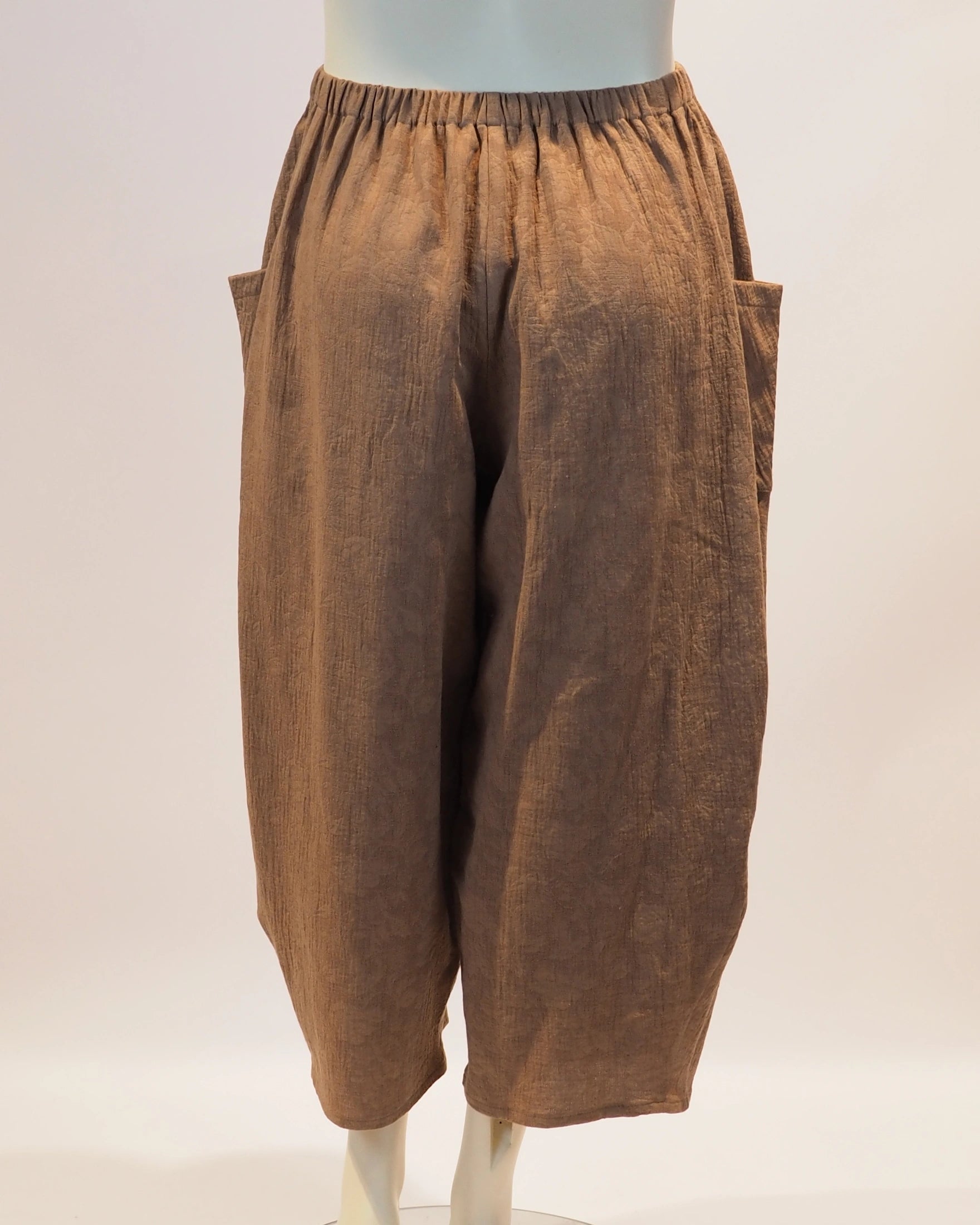 Plus Size Hose Camilla in camel von hinten von Katrin Kiesler