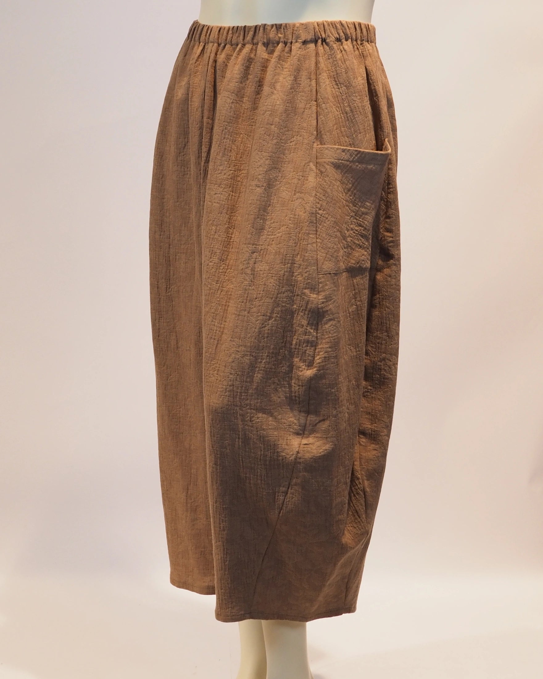 Plus Size Hose Camilla in camel von der Seite von Katrin Kiesler