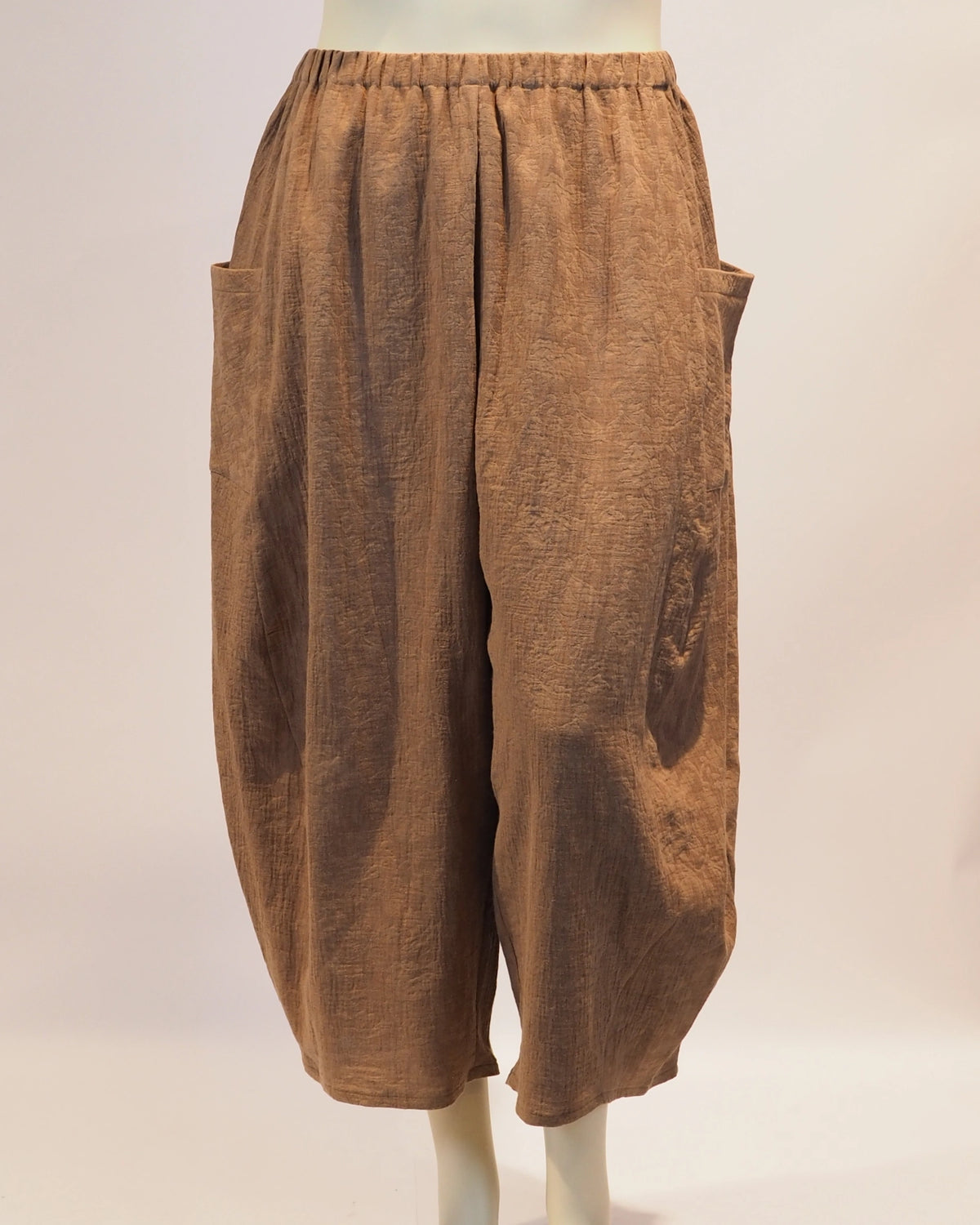 Plus Size Hose Camilla in camel von vorn von Katrin Kiesler