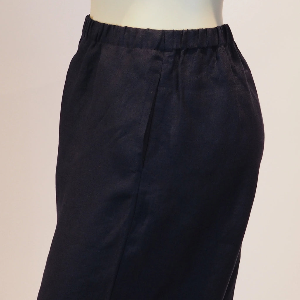 Plus Size Hose Cosima in Marine an der Tasche von Katrin Kiesler Berlin