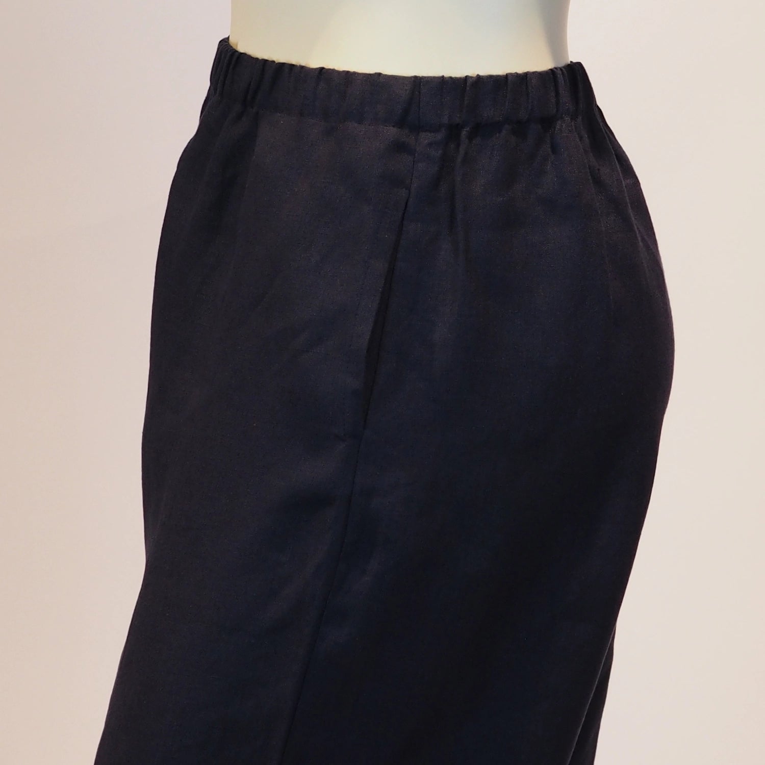 Plus Size Hose Cosima in Marine an der Tasche von Katrin Kiesler Berlin