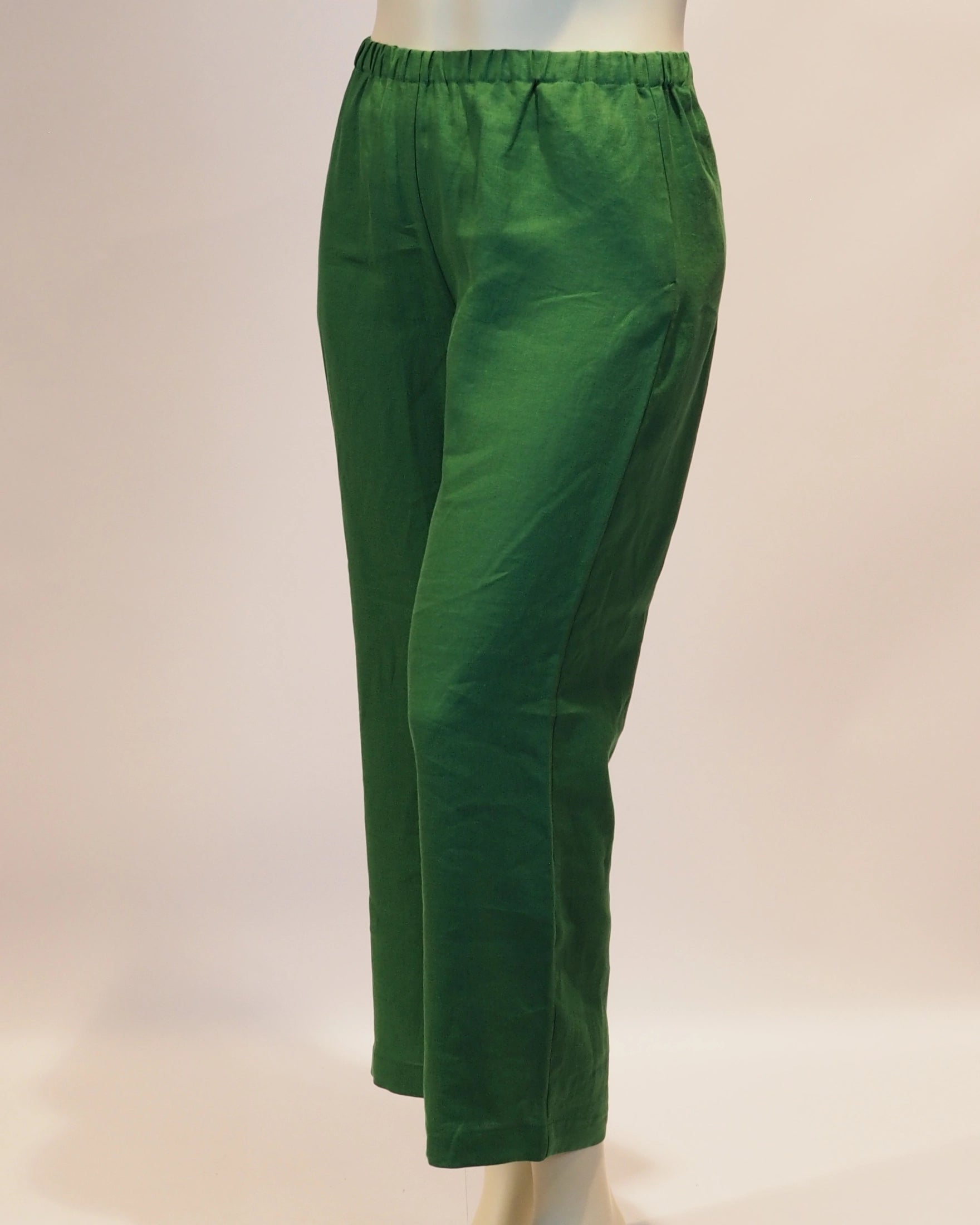 Plus Size Hose Cosima in Smaragd von der Seite von Katrin Kiesler Berlin