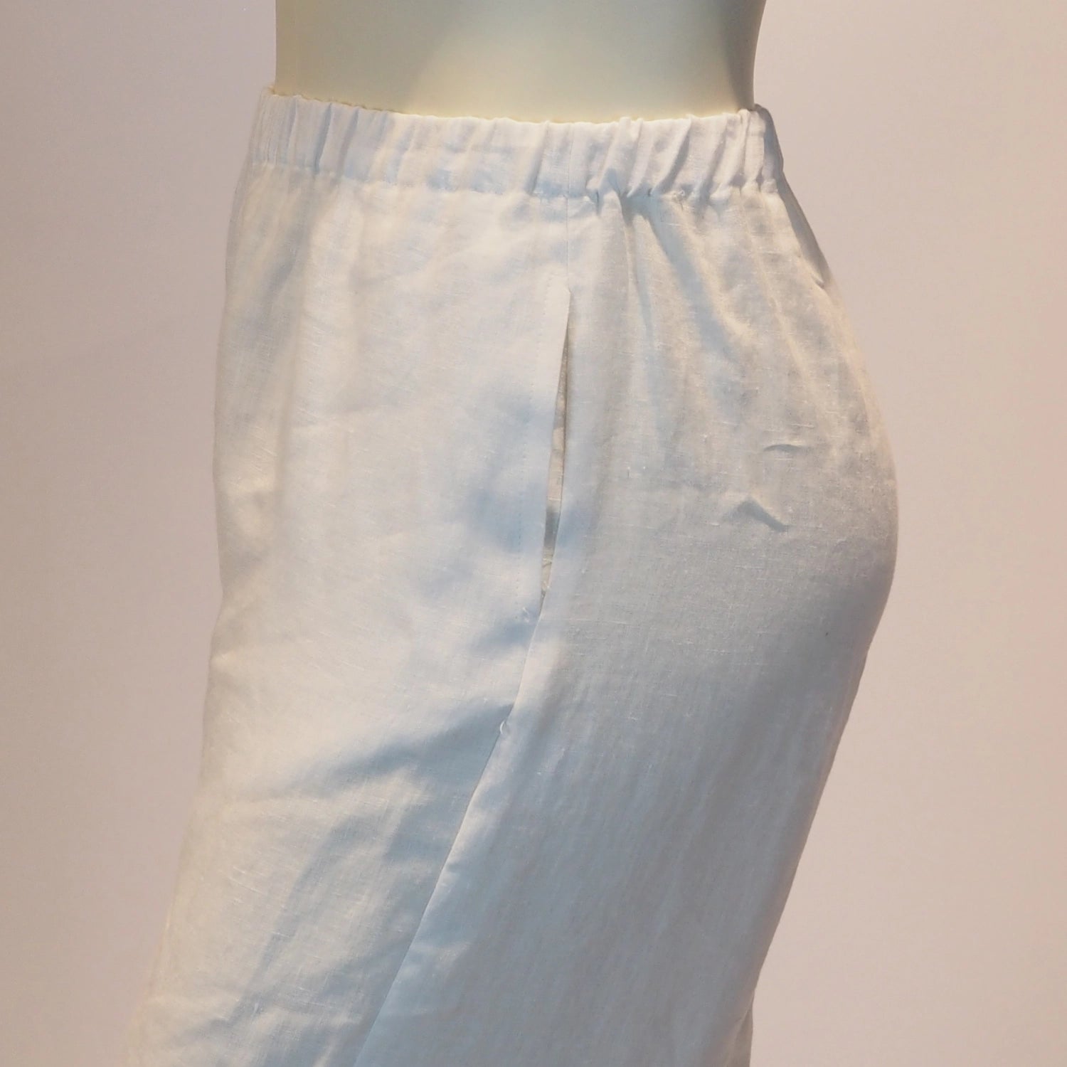 Plus Size Hose Cosima in Weiss an der  Hosentasche von Katrin Kiesler Berlin