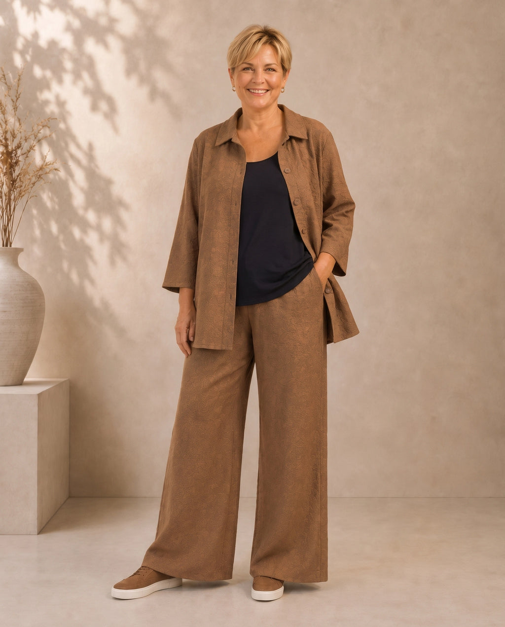 Plus Size Hose Hedda in camel am Model von Katrin Kiesler