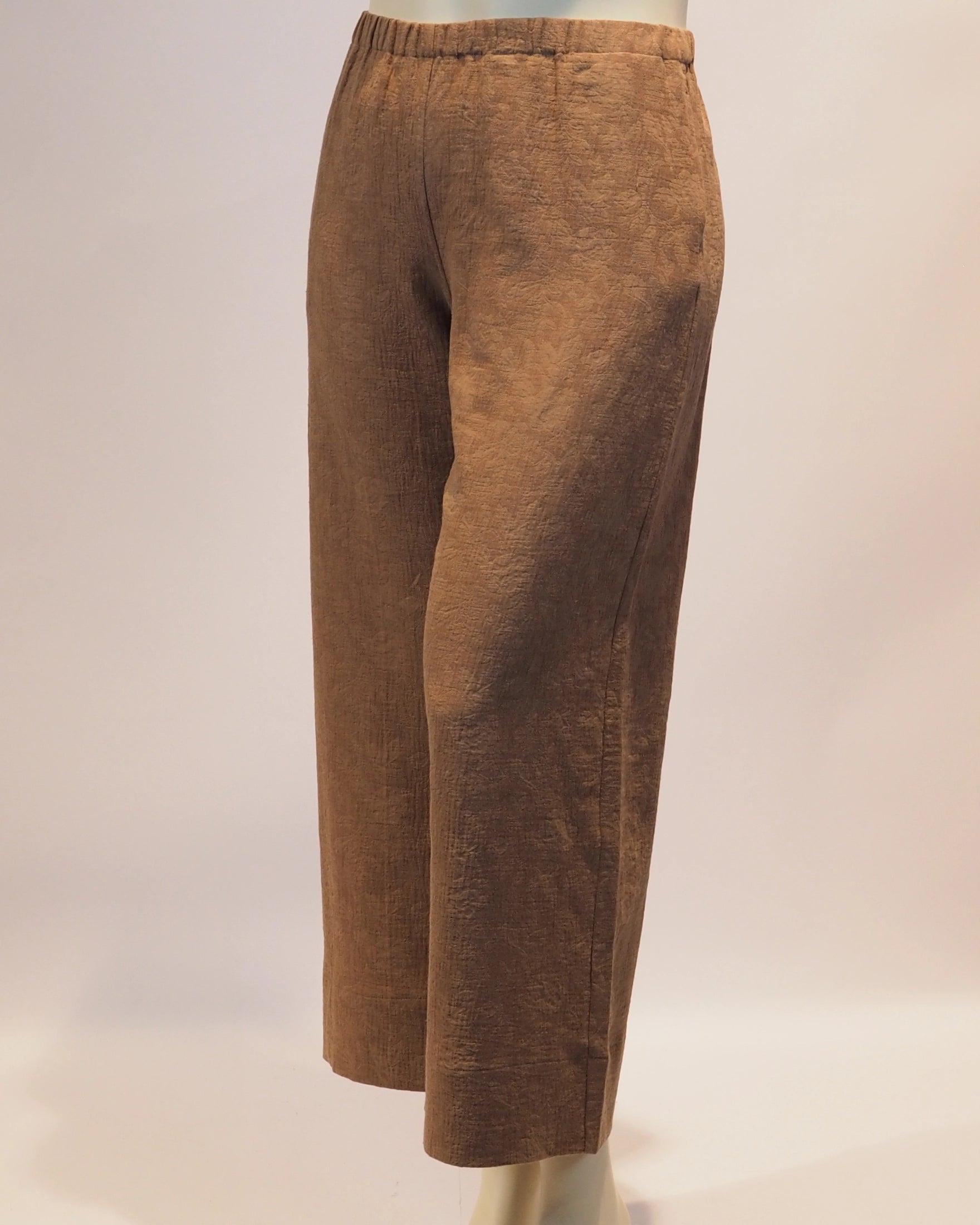 Plus Size Hose Hedda in camel von der Seite von Katrin Kiesler