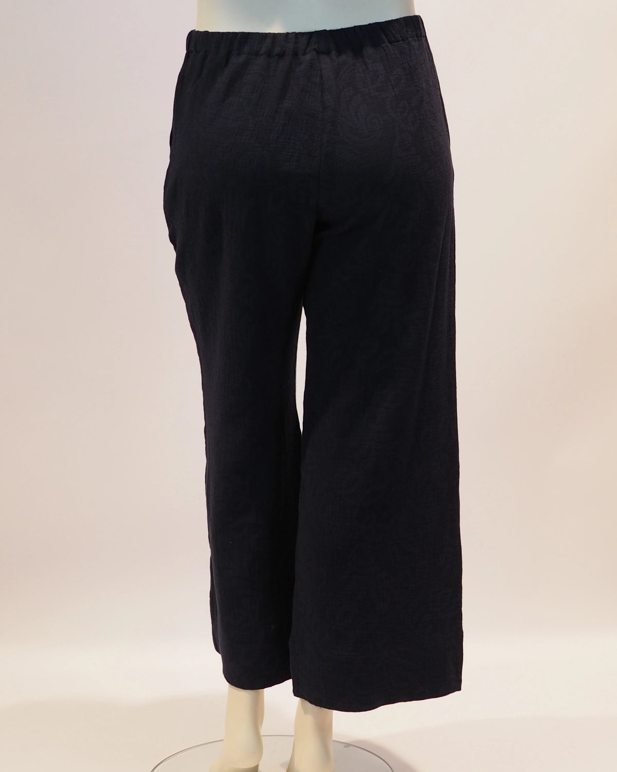 Plus Size Hose Hedda in dunkelblau von hinten von Katrin Kiesler
