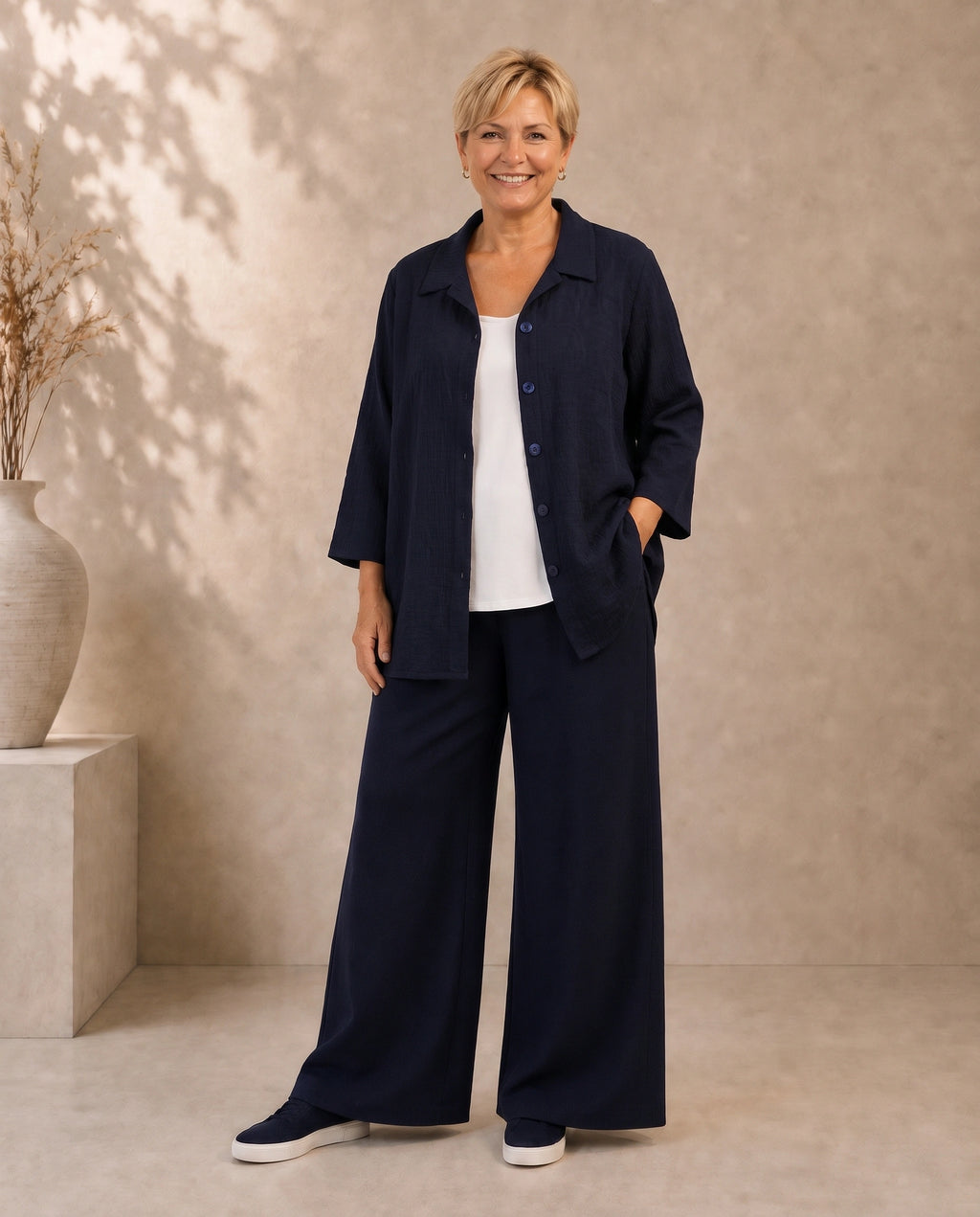 Plus Size Hose Hedda in dunkelblau am Model von Katrin Kiesler