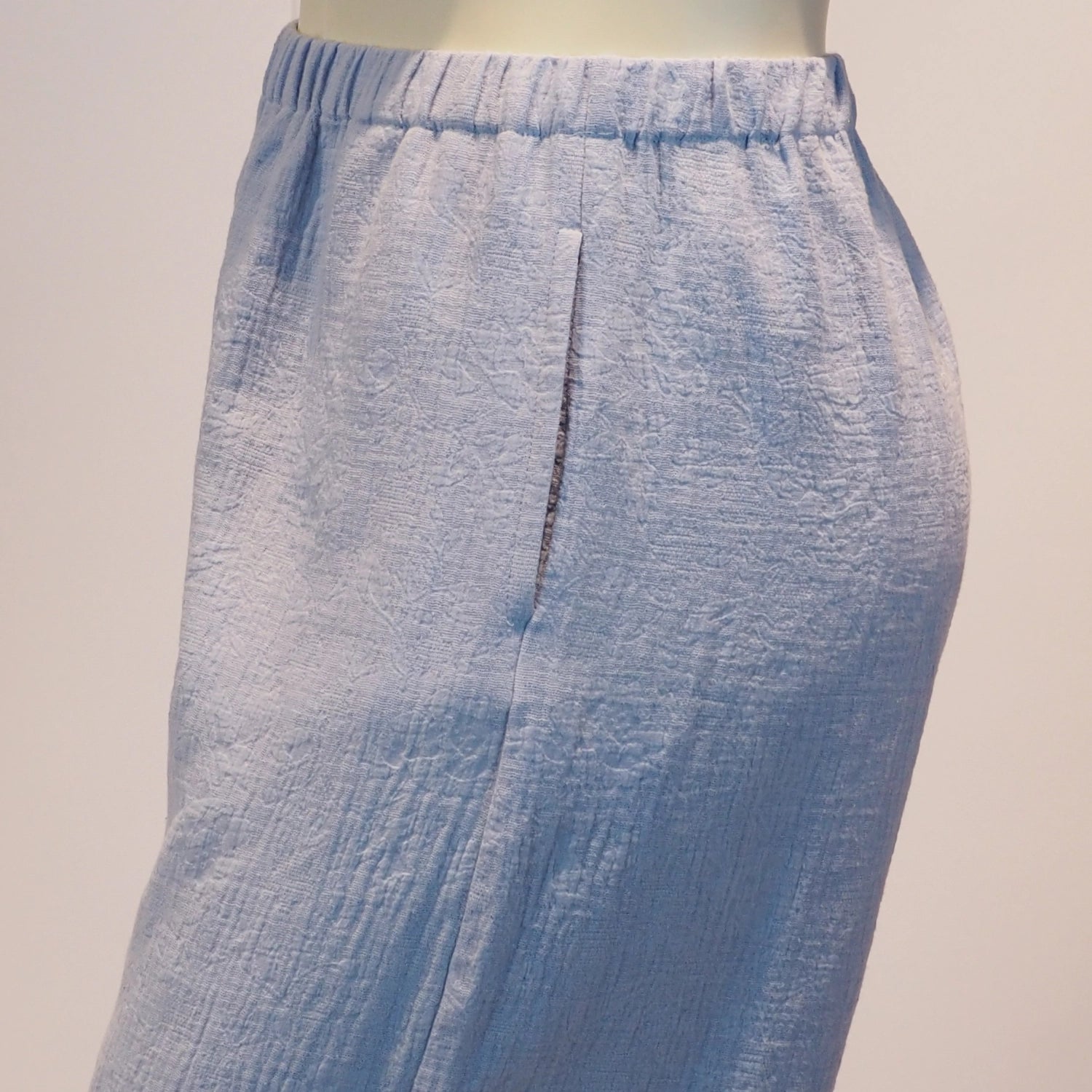Plus Size Hose Hedda in hellblau Hosentasche von Katrin Kiesler