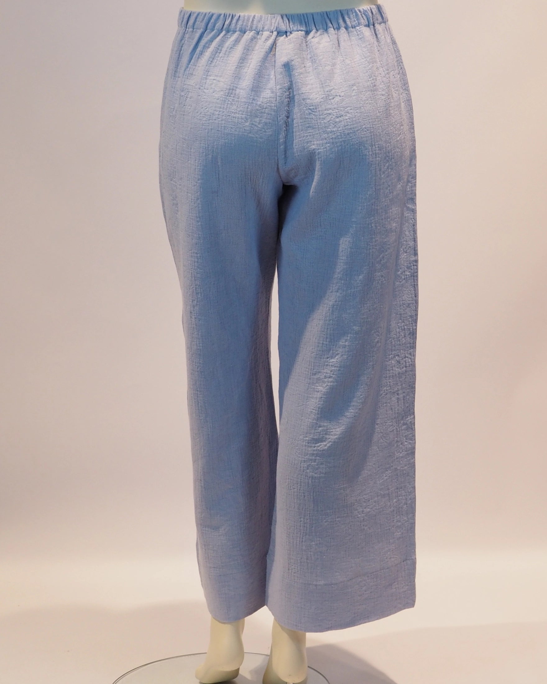 Plus Size Hose Hedda in hellblau von hinten von Katrin Kiesler