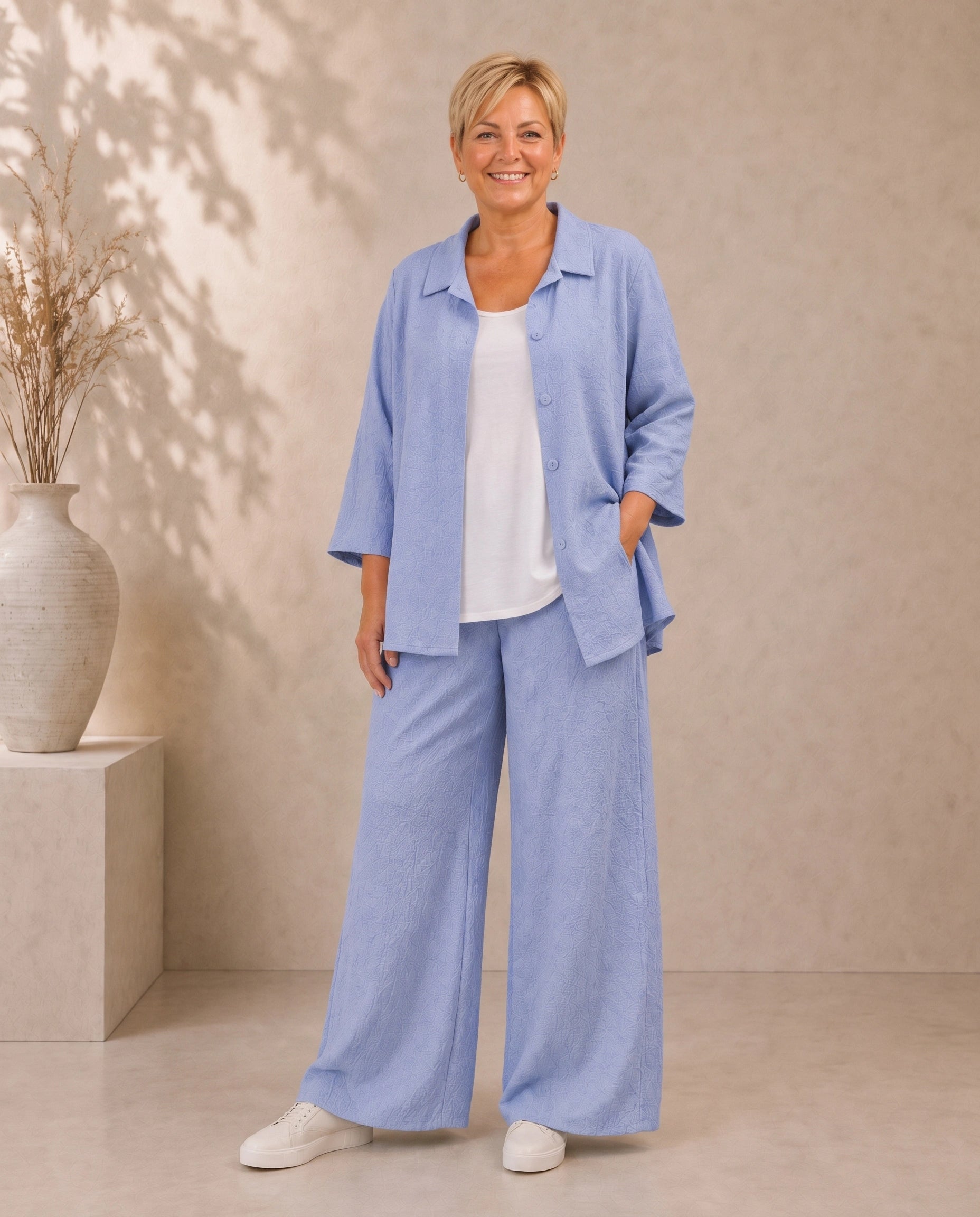 Plus Size Hose Hedda in hellblau am Model von Katrin Kiesler