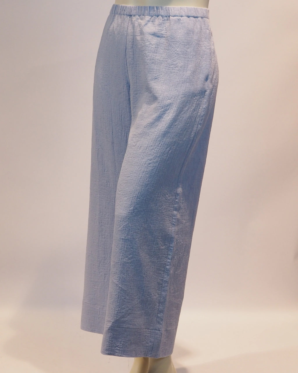 Plus Size Hose Hedda in hellblau von der Seite von Katrin Kiesler