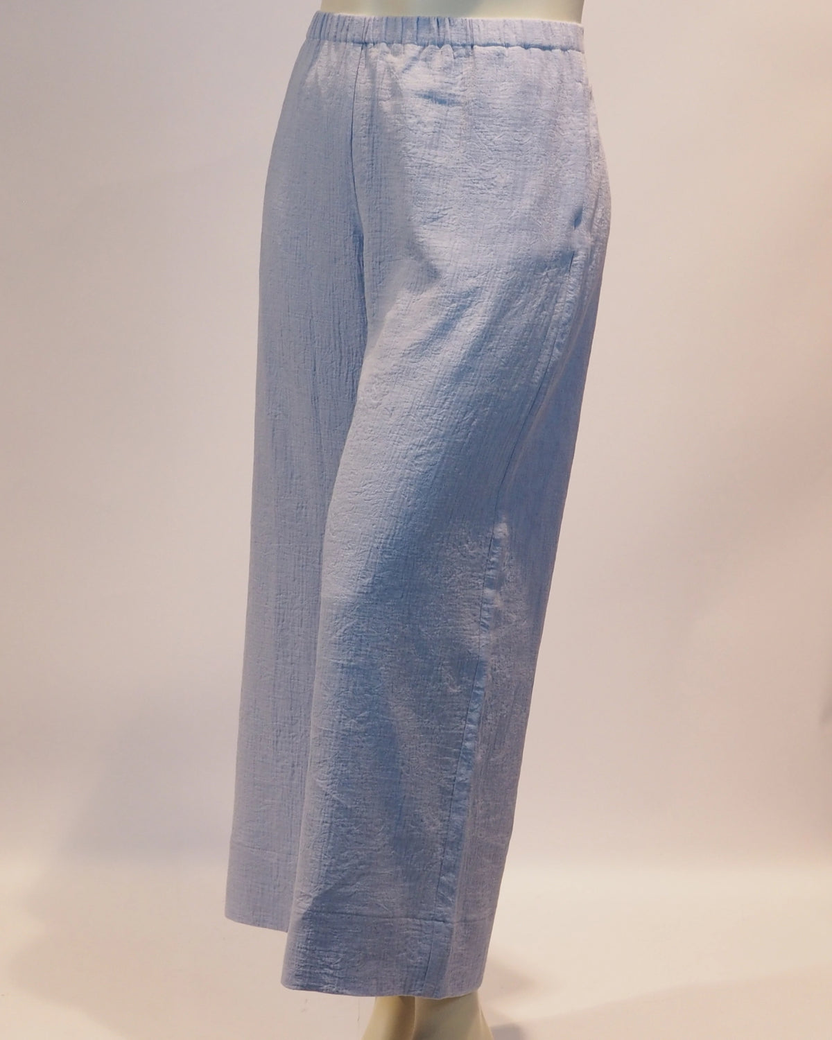 Plus Size Hose Hedda in hellblau von der Seite von Katrin Kiesler
