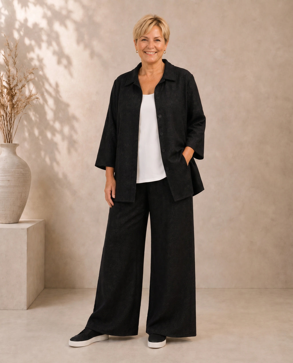 Plus Size Hose Hedda in schwarz am Model von Katrin Kiesler