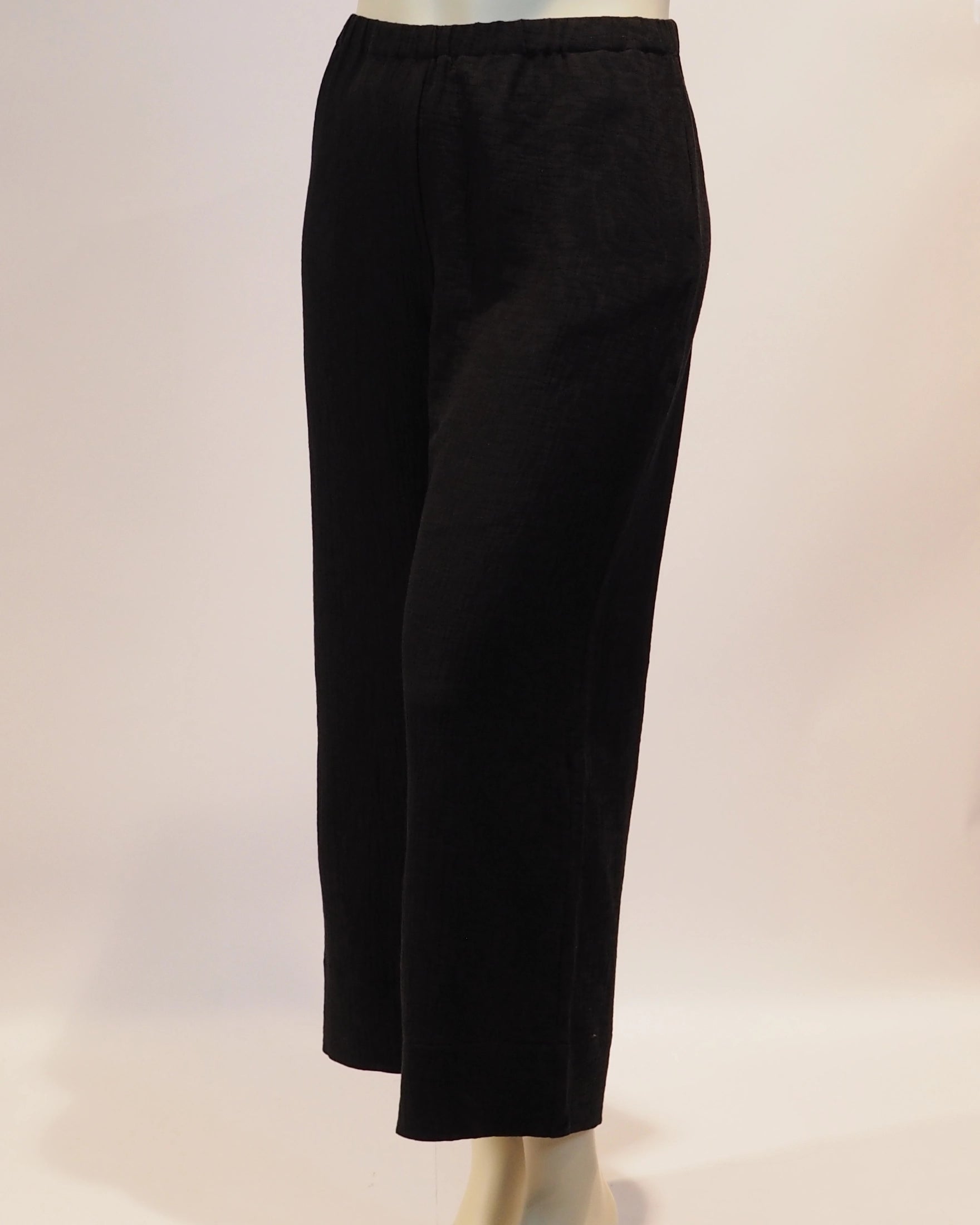 Plus Size Hose Hedda in schwarz von der Seite von Katrin Kiesler