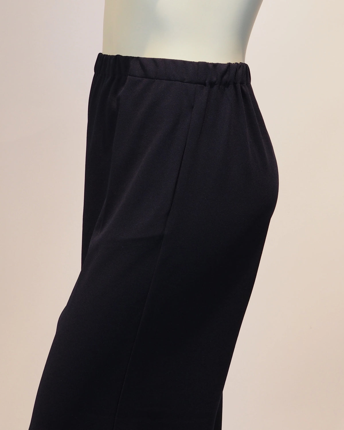 Dunkelblaue Plus-Size-Hose Olivia von Katrin Kiesler Berlin, Detail Seitentasche