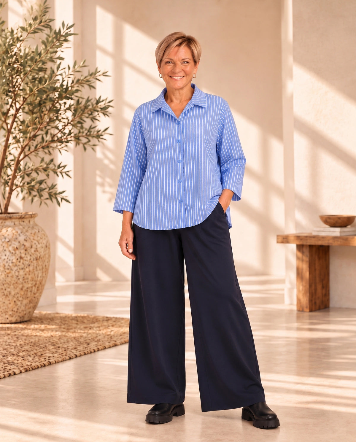 Dunkelblaue Plus-Size-Hose Olivia von Katrin Kiesler Berlin, am Model