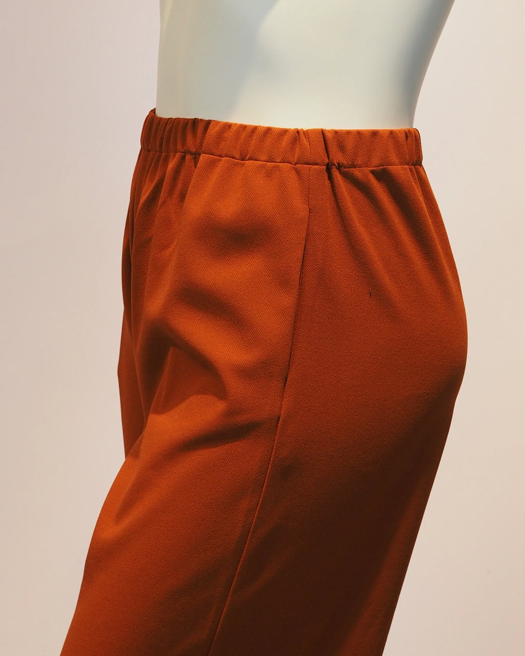 Rostfarbene Plus-Size-Hose Olivia von Katrin Kiesler Berlin, Detail Seitentasche