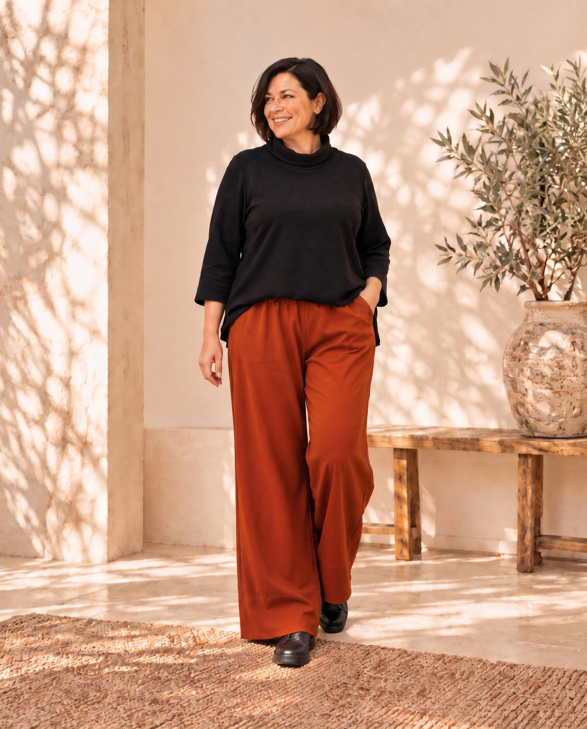 Rostfarbene Plus-Size-Hose Olivia von Katrin Kiesler Berlin, am Model