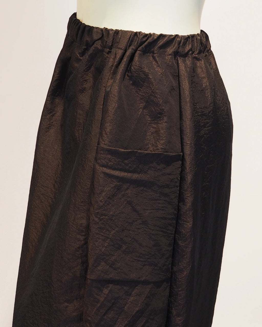 Bordeauxfarbene Plus-Size-Hose Pia von Katrin Kiesler Berlin, Detail Hosentasche