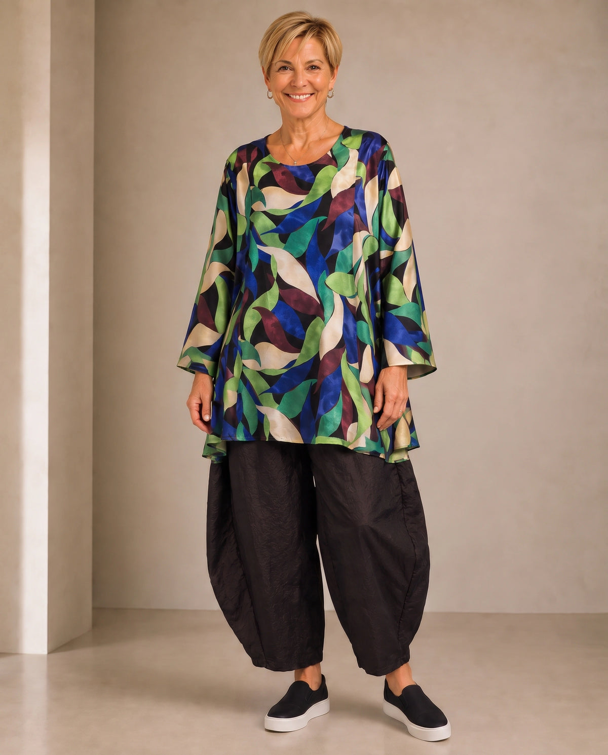 Bordeauxfarbene Plus-Size-Hose Pia von Katrin Kiesler Berlin, am Model