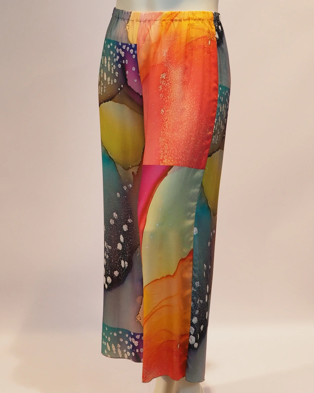 Plus Size Hose Selma von der Seite von Katrin Kiesler Berlin