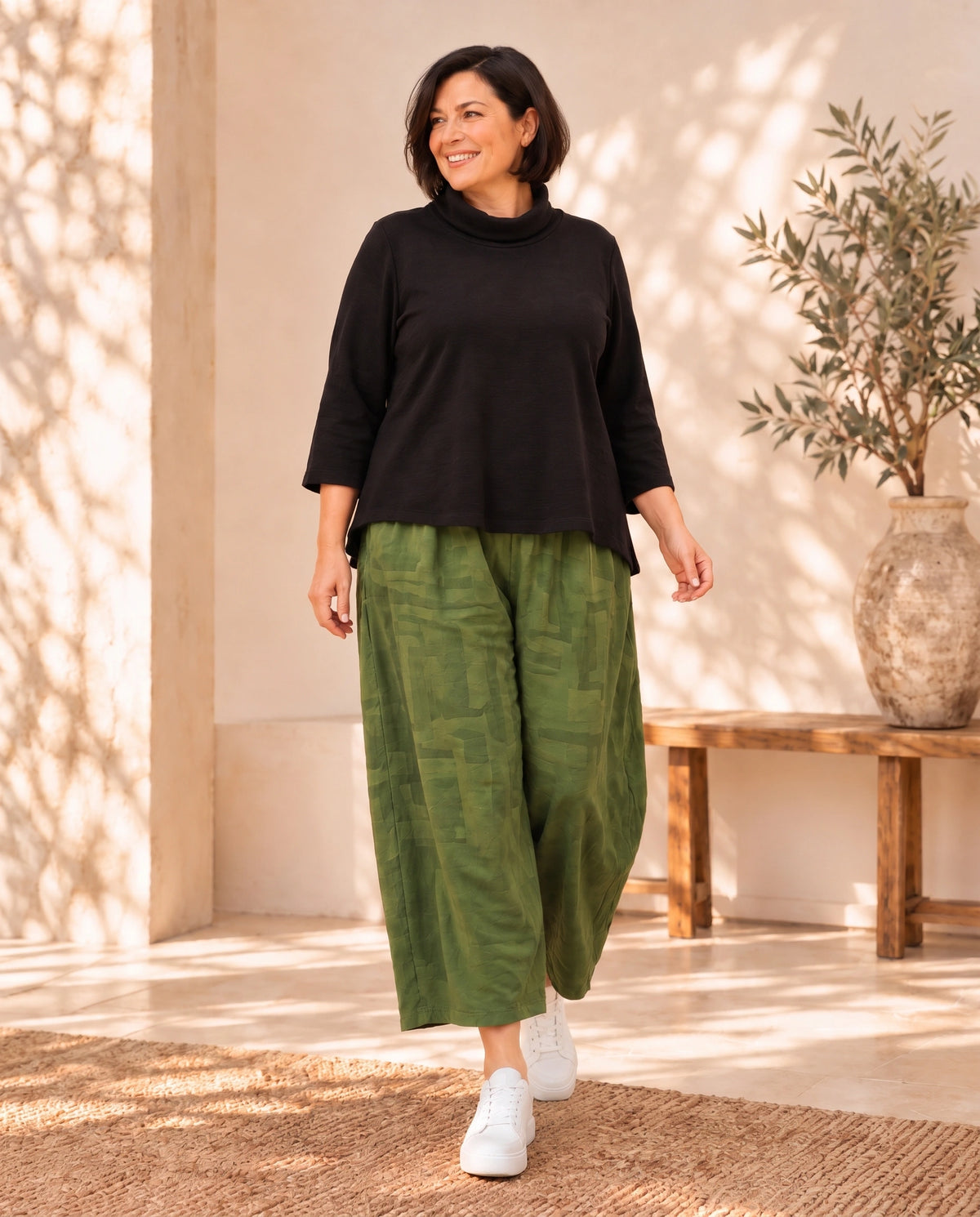 Grünes Plus-Size-Hose Serena von Katrin Kiesler Berlin, am Model