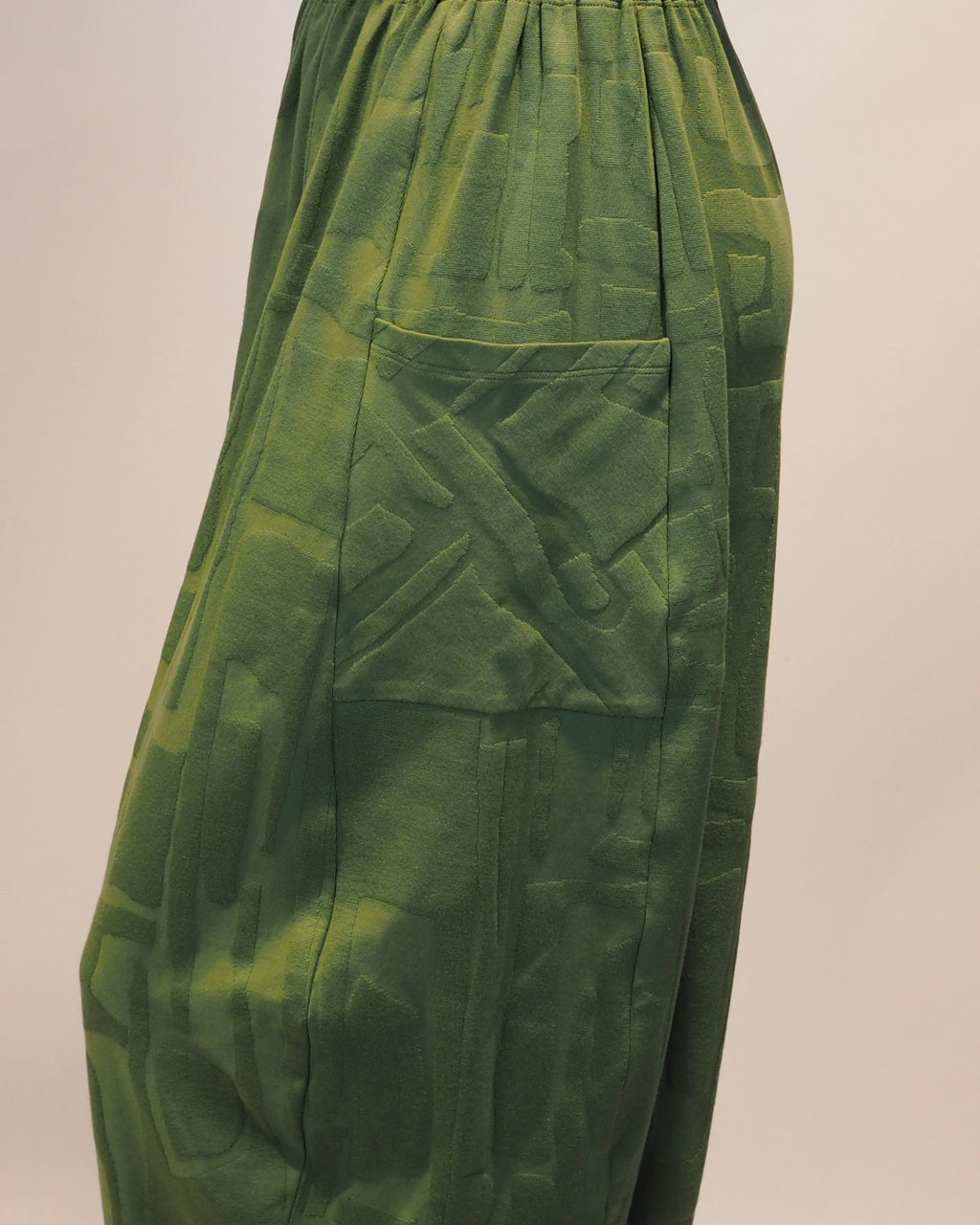 Grüne Plus-Size-Hose Serena von Katrin Kiesler Berlin, Detail Tasche